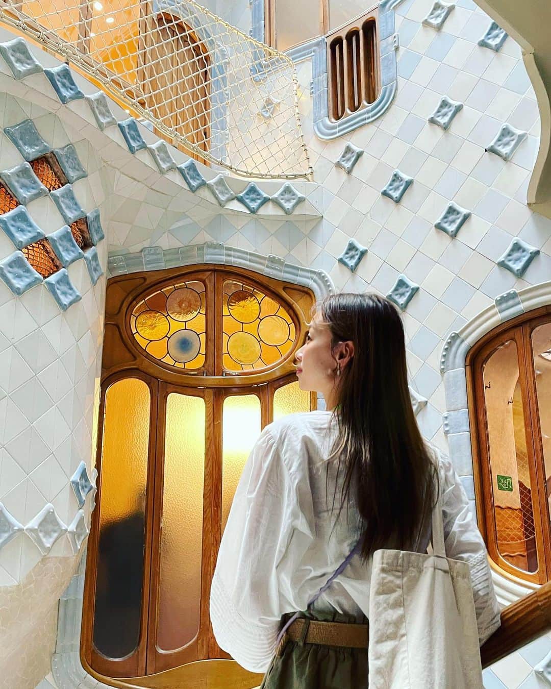 吳斐莉のインスタグラム：「昨天去看了高帝兩個作品 Casa Batllo &Casa Mila  衝擊力道好強😍  原來他的靈感都來自於大自然 就是跟我們這麼貼近的～ 許多把手甚至只是用黏土 然後用手握出形狀來 所以才會這麼符合手～  老公說天才做事情就是這麼容易🤣  不禁想到底是因為他是天才 還是我們平常想法都太複雜被侷限了🤔️」