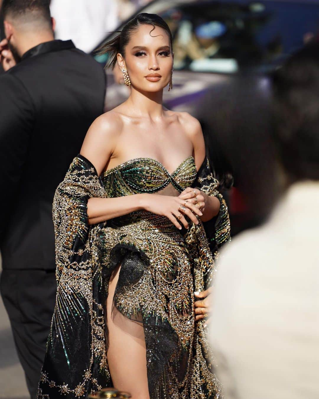 Cinta Lauraさんのインスタグラム写真 - (Cinta LauraInstagram)「A red carpet moment I will never forget with @lorealparis. Cannes Film Festival, it has been a dream! ✨   #lorealpariscannesid #walkyourworth  Photographer @glennprasetya  Gown @texsaverio  Jewelry @ubs.gold  Shoes @thangshoes  Makeup @bubahalfian  Hairdo @benmignot  Stylist @yoland_handoko @krama.cc」5月27日 16時27分 - claurakiehl