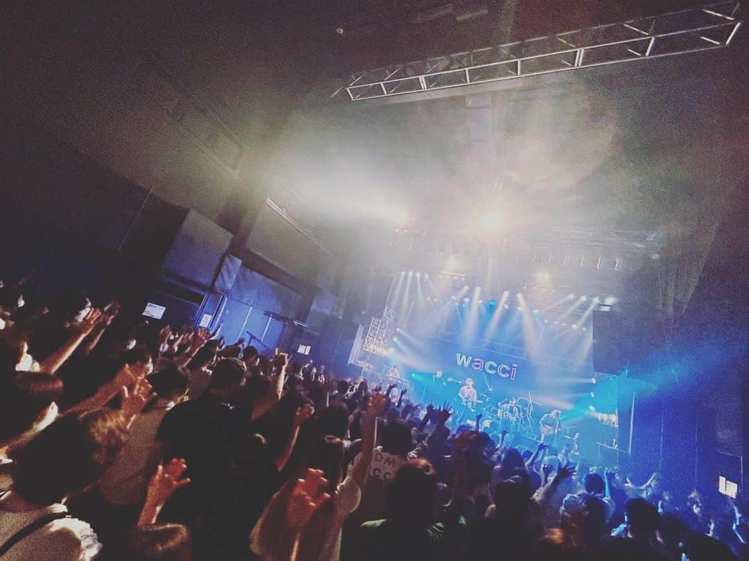 因幡始さんのインスタグラム写真 - (因幡始Instagram)「ライブハウスツアー福岡公演、終了しました。 DRUM LOGOSでは何回もライブをやらせていただいてますが、ソールドアウトの状態でのLOGOSは初めてだったんじゃないかな。 満員のお客さんの手拍子や笑顔、歓声はやっぱ嬉しいし気持ちいい😆 観に来てくれた皆さま、本当にありがとうございましたー！」5月27日 16時28分 - wacci_key_hajime