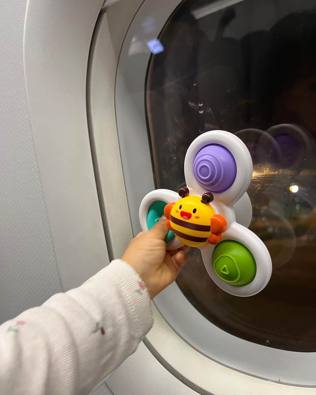 HISANAさんのインスタグラム写真 - (HISANAInstagram)「1歳児フライトのお助けアイテムたち✈️🫰  ・spinner toy 吸盤付きで窓や飛行機のモニター画面、キッチンや冷蔵庫にもくっついてくれて大活躍！ くるくるまわしたり、くっつけたり外したり、ぱふぱふ指で押したり触ったり🫶 とくにはちさんがお気に入りで「Bee〜！」と喜んでます☺️ 軽いところも◎ 楽天roomに載せてます🐝  ・水ぬりえ 以前はシールブックが大活躍してたんだけど、今はシールよりお絵描きに夢中なすずちゃん👧🏽 magic water bookといってLazadaで₱24だった水ぬりえに本当助けられました✨ お水を入れるだけ💧 クレヨンみたいに汚れる心配もないので外出先、外食するときも大活躍！ わんわんのスイスイお絵描きもお気に入りです🐶  ・busy block 子どもの大好きが詰まってる😍 とくにすずちゃんは鍵が大好き🔑  ・おやつ 結局どんなおもちゃより最強😂💖 すずちゃんはとくにこのミライフルーツのフリーズドライのいちごが大好物なので最初はパフやおこめぼーでしのいで、いざというときにいちご🍓✨  ・スムージー 耳抜き対策、小腹が空いたときにも◎  ・布絵本 軽くて持ち運びに便利💖 すずちゃんは最近このpotty timeの本がお気に入り🚽 これもLazadaで₱249😆 Lazada様々🥹🙏  ・授乳ケープ もう卒乳したので授乳では使いませんが、すずちゃんはこのケープがお気に入りで寝る時もお出かけの時も必ず持って行くアイテム！精神安定剤的なものかな☺️ おしゃぶりやブランケット、ぬいぐるみなどお子様の大切にしているお気に入りのアイテムを🫶  あとは最近バックルをカチッとはめるのにハマってるので、チェアベルトや抱っこ紐やシートベルトのバックルをカチカチするだけでも結構楽しそうに遊んでます🤭 みんなもうちの子これハマってるよ！ってのがあれば教えてください🩵  最後はママお気に入りの動画、寝てる👨🏻にいたずらして喜んでるすずちゃん🥰  #1歳女の子#1歳6ヶ月#ママライフ#女の子ママ#子育て#育児記録#海外移住#フィリピン移住#フィリピン#マニラ#海外子育て#海外で子育て#18months」5月27日 16時28分 - hisana22