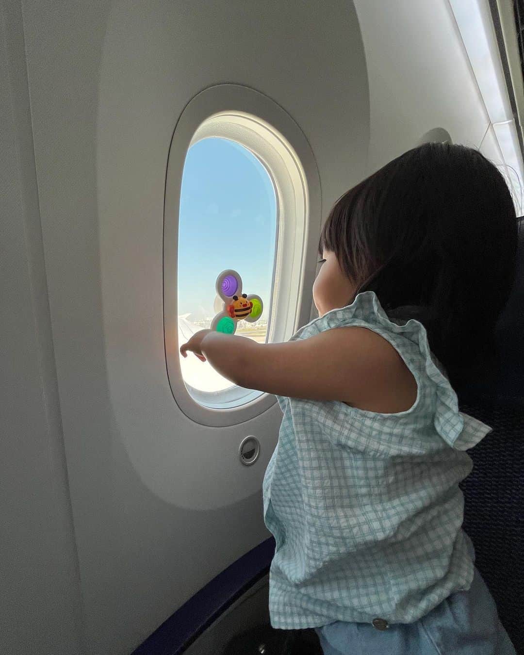 のインスタグラム：「1歳児フライトのお助けアイテムたち✈️🫰  ・spinner toy 吸盤付きで窓や飛行機のモニター画面、キッチンや冷蔵庫にもくっついてくれて大活躍！ くるくるまわしたり、くっつけたり外したり、ぱふぱふ指で押したり触ったり🫶 とくにはちさんがお気に入りで「Bee〜！」と喜んでます☺️ 軽いところも◎ 楽天roomに載せてます🐝  ・水ぬりえ 以前はシールブックが大活躍してたんだけど、今はシールよりお絵描きに夢中なすずちゃん👧🏽 magic water bookといってLazadaで₱24だった水ぬりえに本当助けられました✨ お水を入れるだけ💧 クレヨンみたいに汚れる心配もないので外出先、外食するときも大活躍！ わんわんのスイスイお絵描きもお気に入りです🐶  ・busy block 子どもの大好きが詰まってる😍 とくにすずちゃんは鍵が大好き🔑  ・おやつ 結局どんなおもちゃより最強😂💖 すずちゃんはとくにこのミライフルーツのフリーズドライのいちごが大好物なので最初はパフやおこめぼーでしのいで、いざというときにいちご🍓✨  ・スムージー 耳抜き対策、小腹が空いたときにも◎  ・布絵本 軽くて持ち運びに便利💖 すずちゃんは最近このpotty timeの本がお気に入り🚽 これもLazadaで₱249😆 Lazada様々🥹🙏  ・授乳ケープ もう卒乳したので授乳では使いませんが、すずちゃんはこのケープがお気に入りで寝る時もお出かけの時も必ず持って行くアイテム！精神安定剤的なものかな☺️ おしゃぶりやブランケット、ぬいぐるみなどお子様の大切にしているお気に入りのアイテムを🫶  あとは最近バックルをカチッとはめるのにハマってるので、チェアベルトや抱っこ紐やシートベルトのバックルをカチカチするだけでも結構楽しそうに遊んでます🤭 みんなもうちの子これハマってるよ！ってのがあれば教えてください🩵  最後はママお気に入りの動画、寝てる👨🏻にいたずらして喜んでるすずちゃん🥰  #1歳女の子#1歳6ヶ月#ママライフ#女の子ママ#子育て#育児記録#海外移住#フィリピン移住#フィリピン#マニラ#海外子育て#海外で子育て#18months」