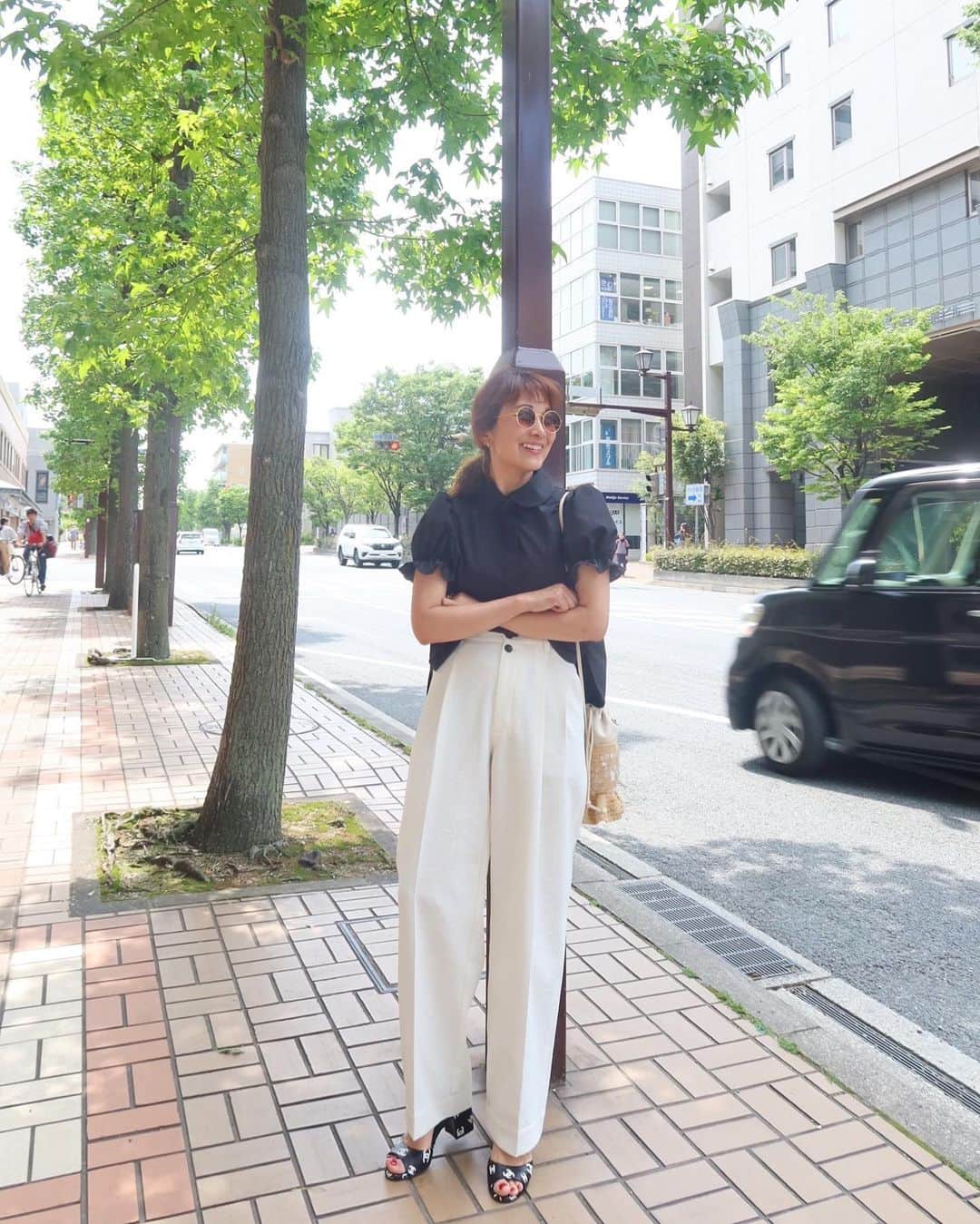 Mai Wakimizuのインスタグラム：「今日はヒールなんか履いちゃってちょっぴりおめかしモード♡スイートなキャンディブラウスもパンツに合わせるとしっかりキマる♡二の腕カバー出来て本当有難いブラウス♡2色愛用中＼(^o^)／ #wakkinstyle tops&pants:#linkable @linkable_official」