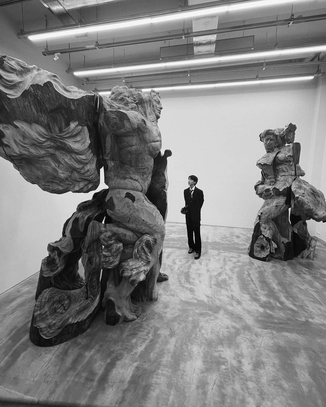 のインスタグラム：「@osamu_mori_  Osamu Mori Solo Exhibitionへ行ってきました。 作品を見てこんなに心動かされたのは久しぶりかも お人柄も最高ですしアートも最高でした！！  5月27日から7月11日までやってるそうなのでみなさん行ってください❤️‍🔥  5枚目の写真は会場でお会いした Artistic Directorの藤本幸三さんと📸」