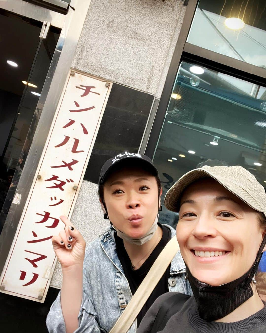 シルビア・グラブのインスタグラム：「韓国食い倒れツアー①  まずは必ず行くタッカンマリ屋さん。いつも行列、でも本当に美味しいのです。 なんか、いつも一軒目に行く気がする  そして夜は適当に入ったカムジャタン屋さん… イカの炒め物とトッポギも注文。  なんか、どこでも美味しいし安いのよ！  んでもって冷麺 お酢や韓国の溶けやすい辛子を入れて味変したりして楽しむ  からのー ここも前に行ったことがあるテソンカルビと言う豚のカルビ屋さん。 日本では味わえない！本当に美味しいんです！  まあ、毎日大体ビールからスタートしてからのチャミスルを飲む私たち😊  #韓国食い倒れツアー #韓国旅行　#チンハルメタッカンマリ #テソンカルビ　#vacationinkorea #travelkoreaseoul #gourmetinkorea #foodie #gravity」