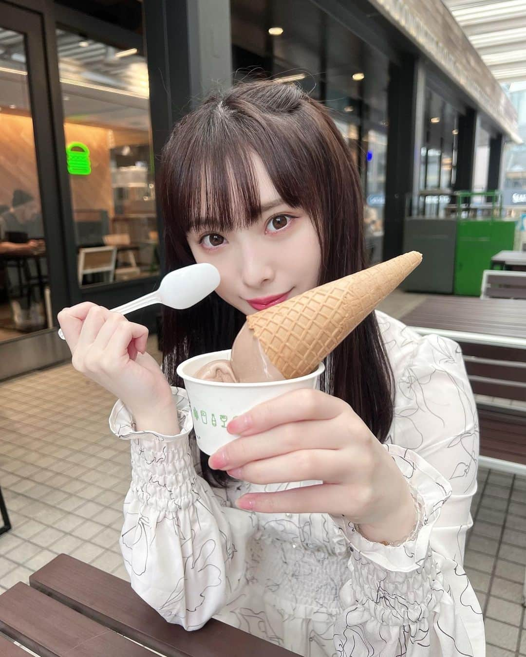 梅山恋和さんのインスタグラム写真 - (梅山恋和Instagram)「.  .  .  ﾁｮｺのｱｲｽって美味しいんだね！  いつもはバニラ派〜  みなさんは？🍨  .  .  #SHAKESHACK#シェイクシャック#チョコレート#アイス#アイスティー#ハーフツイン#ワンピース」5月27日 16時35分 - cocona_umeyama