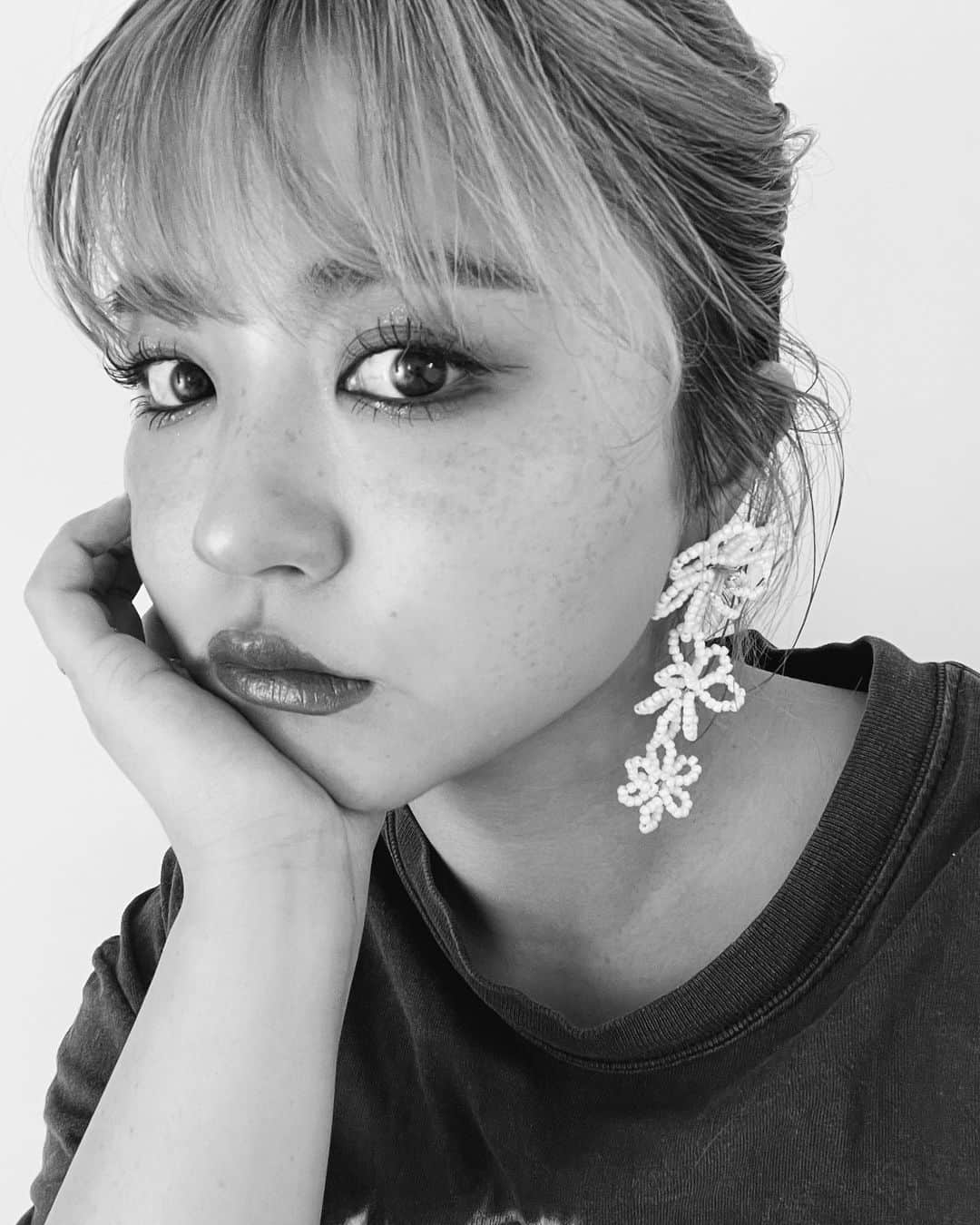 Shioneのインスタグラム：「濃いメイクもおっきいピアスも古着のTシャツも、と、好きなものを詰め込んだ日🌼 昔から好きなものが全然変わらなくて 気に入ったらずーっと同じのを使ってしまう☺︎ . . 頑固でなかなか新しいもの・環境に馴染めない私に 【ブレないところが好き】 と、言ってくれるみんなのおかげで短所が長所になりました🌼 . . 誰かの何気ない言葉で傷つくこともあるけど 人生変わるくらい救われることもあるんだよなぁ . . と、思ったことを綴ってみたくなって投稿してみた🌼 みなさんいつもありがとうございます☺︎🩵 だいすきです🩵 . . #セルフィー  #思った良いことは素直に口にする #好きはたくさん伝える #☺︎ #階段踏み外して脛強打してぱんぱんに腫れてるけど澄ました顔してセルフィー」