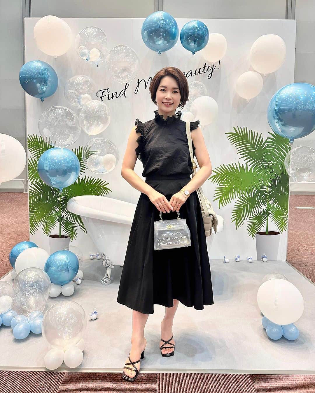 三佐和あやのインスタグラム：「国内最大級の 美容医療が大集合した イベント @biyouiryouexpo 遊びに行ってきたよ💙  『自費研美容医療EXPO2023』  美容好きなら 絶対聞いてみたかった 美容好きの有名人のトークショーが聞けたり  会社の美容ブースがたくさんあって、 サンプルがもらえたり  お得に買えたり、 くわしく聞いたり、  新しいことに出会ったり.. 意識高まった💙  ちゃっかり Lekarka さんの 今回のイベント限定 クリアバッグをゲットしたよ〜🧊  フォトエッセイ「1mmでも可愛くなりたい」の  有村藍里さん @arimuraairi のトークも可愛らしかったなー♡  #美容イベント #大阪 #osaka #アラフォーファッション #40代コーデ #きれいになりたい #美肌になりたい」