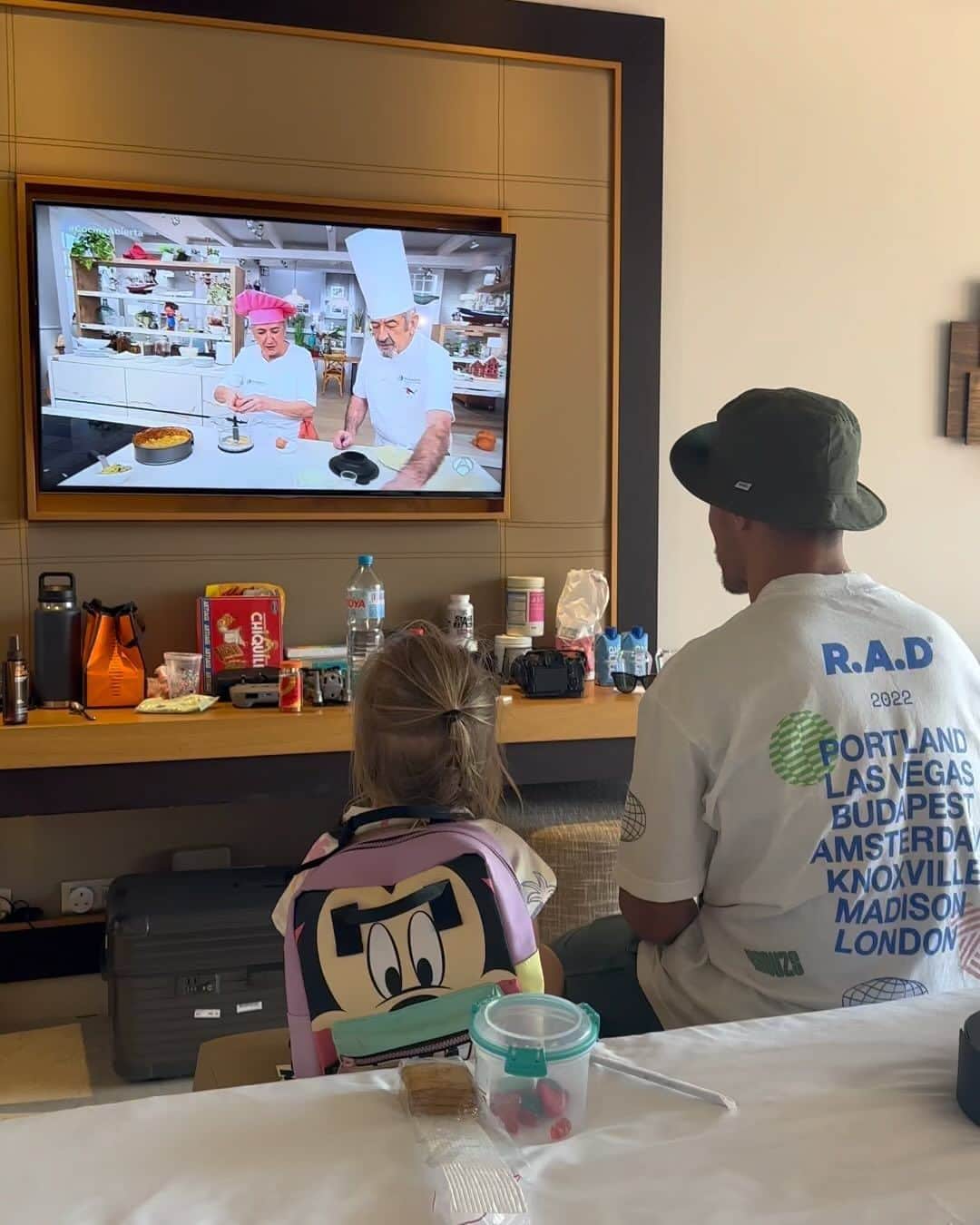のインスタグラム：「2 more sleeps and he’s home for a full 10 weeks!  (Can you tell they both like cooking shows?) 👨‍🍳😂 This was in Tenerife and it was a show Gorks used to watch as a kid. He was chuffed it was on and after telling Mia all about it she took it upon herself to sit and watch too. She loved it! I sent this video to his mum at the time and she said it made her emotional as she used to sit and do the same thing when Gorka was that age and a reason why he loves to cook so much now. A reminder of how quickly time passes I guess 🥹❤️ @gorka_marquez」