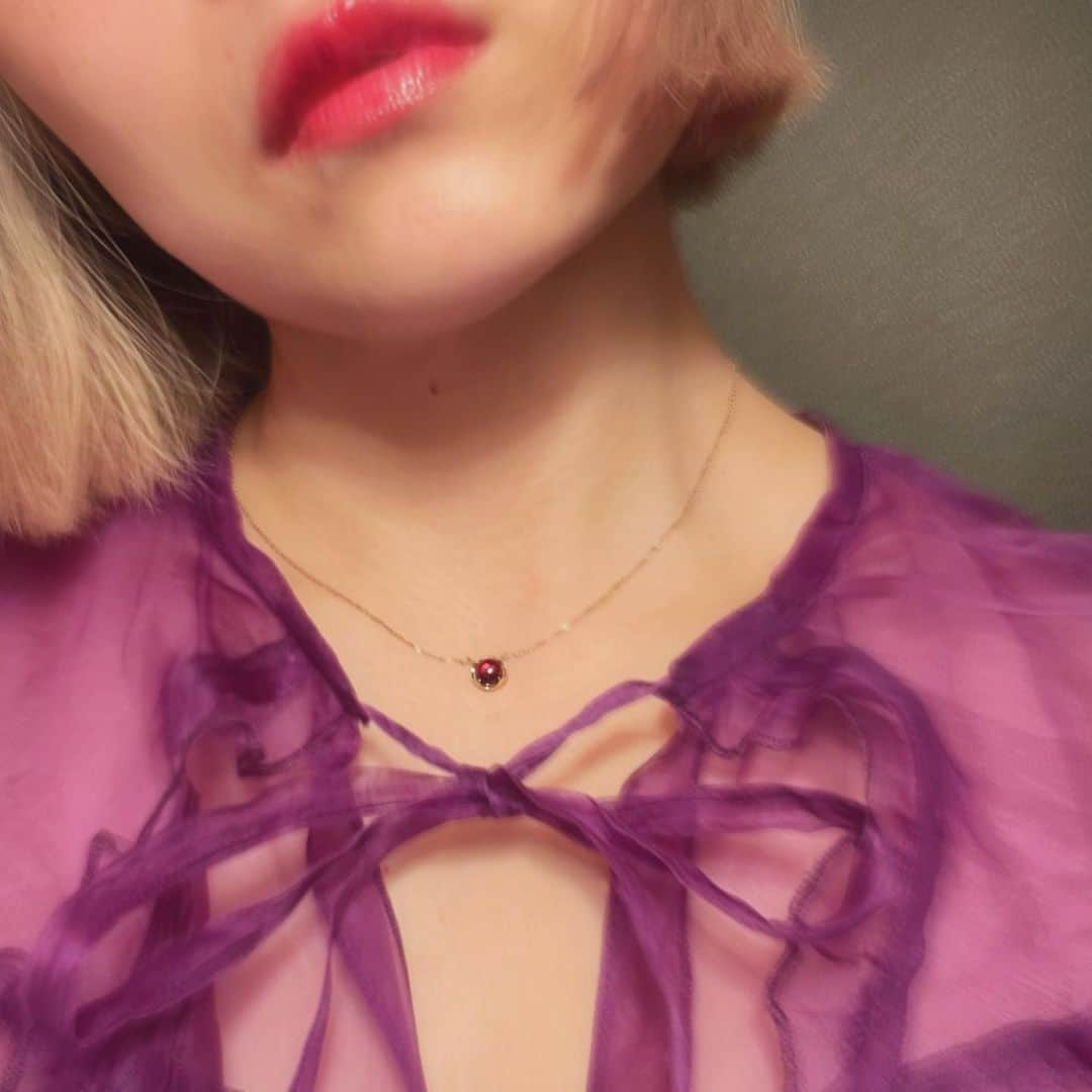 Momoのインスタグラム：「@vermillion_jewelry のお守りみたいなジュエリー。私はポジティブなパワーを貰えるガーネットにした！！ 今日と明日、渋谷にて @vermillion_jewelry のshowroom eventを開催しているので是非、直接手にとって見てください💎12星座のイヤーカフもめちゃくちゃかわいいよ ♊︎♐︎♌︎」