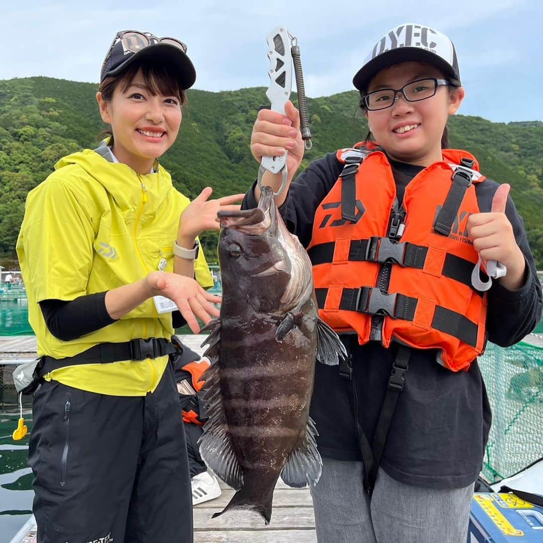 晴山由梨さんのインスタグラム写真 - (晴山由梨Instagram)「DYFC海釣りスクールin三重県紀北町 5年ぶりに貞丸さんの海上釣り堀での開催でした！  朝から活性高く、マダイ連発で大忙し（笑） 中には良型のマハタも混ざりました😍  食いが落ち着いてからは、エサやタナをいろいろ変えながら工夫して、中盤には73cmのヒラマサもGET✨ このヒラマサでチーム賞もいただいちゃいました🏆👏  全体ではカンパチやシマアジなども釣れて、大盛り上がり💓 参加者の皆様、スタッフの皆様お疲れさまでした！  #dyfc #釣り教室 #釣りスクール #紀北町 #海上釣り堀 #海上釣り堀貞丸  #貞丸 #daiwa晴山由梨 #晴山由梨 #fish #fishing #daiwa  #lovefishing  #fishinglife #fishingdaily #fishingtrip  #angler #fishingphotography」5月27日 16時45分 - hareyama_yuri