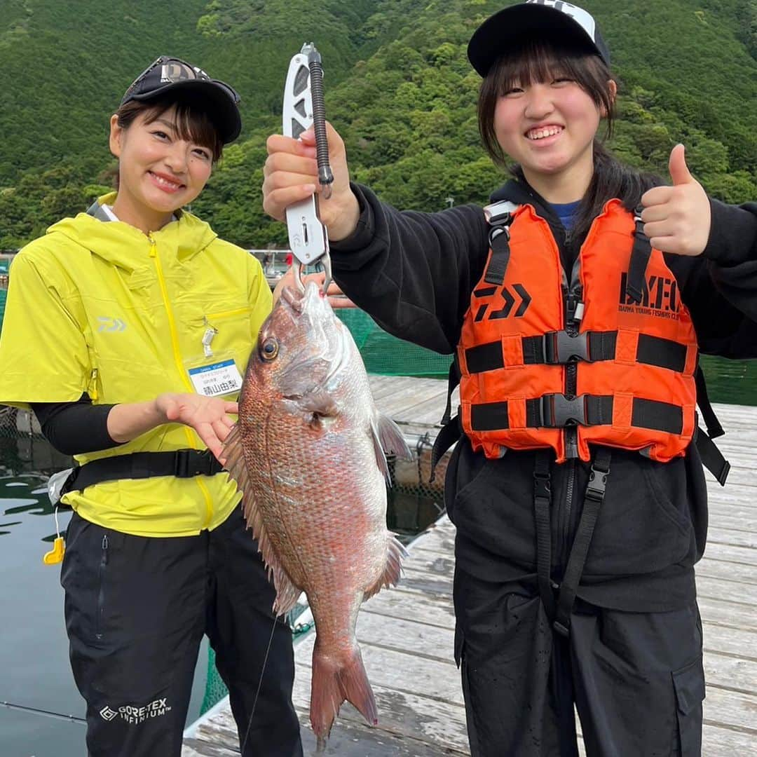 晴山由梨さんのインスタグラム写真 - (晴山由梨Instagram)「DYFC海釣りスクールin三重県紀北町 5年ぶりに貞丸さんの海上釣り堀での開催でした！  朝から活性高く、マダイ連発で大忙し（笑） 中には良型のマハタも混ざりました😍  食いが落ち着いてからは、エサやタナをいろいろ変えながら工夫して、中盤には73cmのヒラマサもGET✨ このヒラマサでチーム賞もいただいちゃいました🏆👏  全体ではカンパチやシマアジなども釣れて、大盛り上がり💓 参加者の皆様、スタッフの皆様お疲れさまでした！  #dyfc #釣り教室 #釣りスクール #紀北町 #海上釣り堀 #海上釣り堀貞丸  #貞丸 #daiwa晴山由梨 #晴山由梨 #fish #fishing #daiwa  #lovefishing  #fishinglife #fishingdaily #fishingtrip  #angler #fishingphotography」5月27日 16時45分 - hareyama_yuri