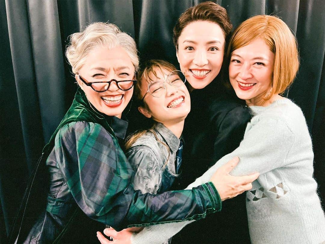 美山加恋のインスタグラム：「舞台稽古からプレビュー、そして本公演。長い期間毎日ご一緒した御三方。  せいなさんは31日で最後ということで、この組み合わせで過ごすのは昨日が最後でした。  プレビュー初日のあのドキドキも、コロナで中止になった時の悲しみも、本公演まで繋いできたことも、いろんなことを一緒に体験させていただきました。  最初は大先輩方と楽屋が一緒でいいのかな…なにか失礼にならないかな…と勝手に萎縮した瞬間もありましたが、ほんとに一瞬で過ぎ去った。笑 この楽屋で本当によかったです。 私はほとんど毎日いるから、どんな組み合わせでもだいたい皆さんと会えるんです。 「加恋ちゃん、昨日どうだった？」「加恋ちゃん、この差し入れ誰から？」ほとんど毎日この会話から始まる。それが日常になってた。 話しかけてくれて本当に嬉しかった。  男前であり、母のような愛の深さ、みなぎるパワー❤️‍🔥  大好き大好き大好き。  1年間ありがとうございました☺︎  さぁ、マートル成仏まであと4回🚽  #舞台ハリポタ #呪いの子」