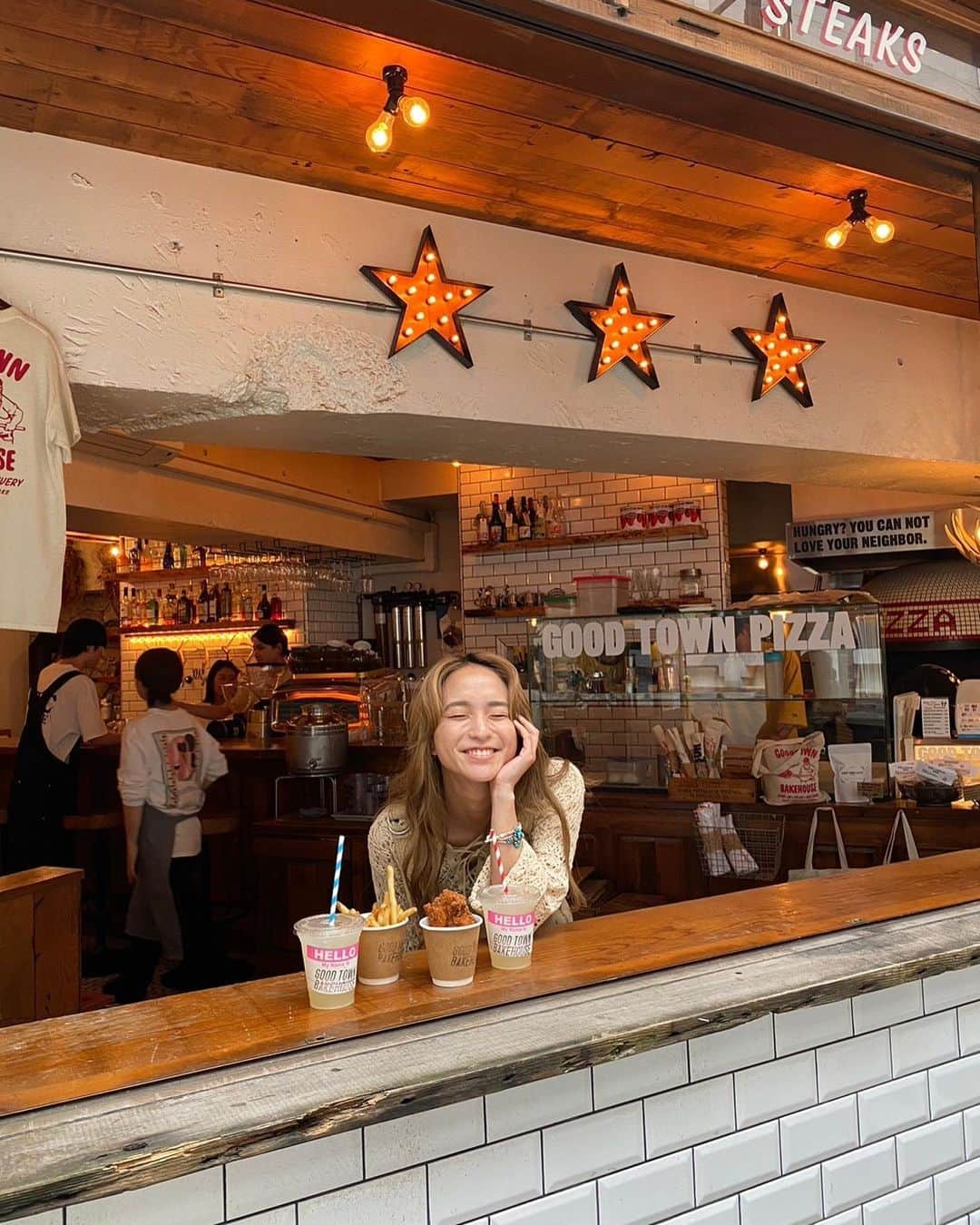 レオラのインスタグラム：「🍕🍟🥤🤤❤️‍🔥  こんな素敵なお店でイベントができて、 幸せだったなぁー☺️💗  Pizza本当に美味しかった😍  Thank you❤︎ @good_town_bakehouse」