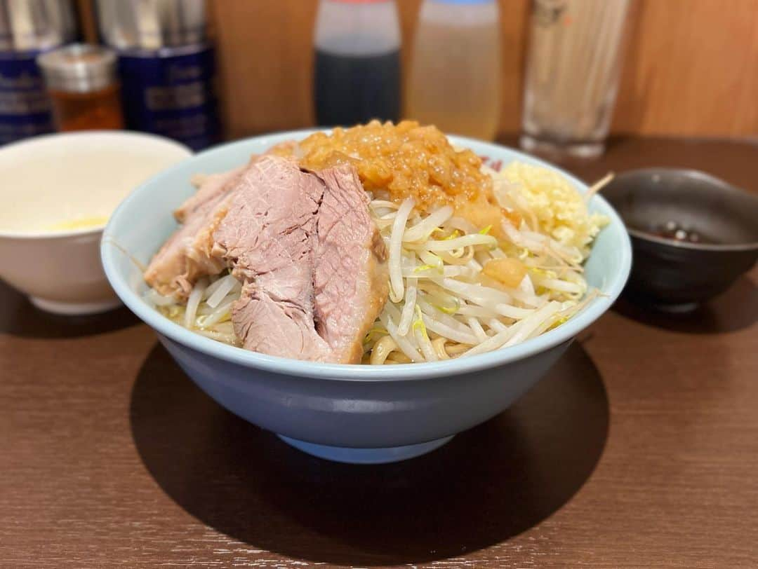 SUSURUさんのインスタグラム写真 - (SUSURUInstagram)「自家製麺の二郎系ラーメン。 千住大橋駅前店を意識したラー油がナイスなアクセント。マストトッピングです。 #susuru_tv #自家製麺毘舎利  #町屋 #東京 #小ラーメン #ラー油 #うまい  #ラーメン #らーめん #ramen #ラーメン部 #ramennoodles #毎日ラーメン生活 #麺スタグラム #japaneseramen #japanramen #foodstagram #foodie #noodles #instanoodle #instaramen #instafood #東京ラーメン #二郎系ラーメン #二郎系 #自家製麺」5月27日 17時05分 - susuru_tv