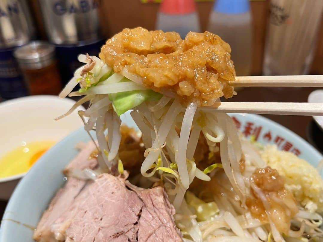 SUSURUさんのインスタグラム写真 - (SUSURUInstagram)「自家製麺の二郎系ラーメン。 千住大橋駅前店を意識したラー油がナイスなアクセント。マストトッピングです。 #susuru_tv #自家製麺毘舎利  #町屋 #東京 #小ラーメン #ラー油 #うまい  #ラーメン #らーめん #ramen #ラーメン部 #ramennoodles #毎日ラーメン生活 #麺スタグラム #japaneseramen #japanramen #foodstagram #foodie #noodles #instanoodle #instaramen #instafood #東京ラーメン #二郎系ラーメン #二郎系 #自家製麺」5月27日 17時05分 - susuru_tv