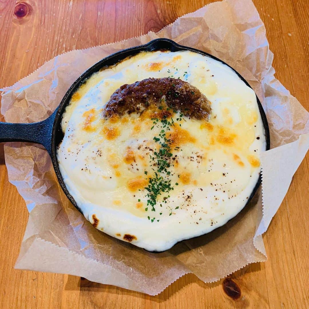 稲葉千秋のインスタグラム：「連投です😁  載せていなかった写真を…🎵  野辺地町に取材に行った時、 ことごとく飲食店が定休日で困り果て、 ようやく探して辿り着いたのが こちらのcafe'R✨ お洒落な雰囲気の外観で、 入ってみると木の温もりが感じられる 落ち着いた空間でした☺️🎵  ハンバーググラタンをチョイス😍 とろけるチーズがた〜っぷりで ハンバーグも肉肉しくジューシー😋 たまたま入ったけれども大正解でした😆✌️  また訪れたいお店です❣️  #cafe #野辺地町カフェ  #カフェアール #ハンバーググラタン  #チーズ好き #カフェ巡り  #カフェ好きな人と繋がりたい  #稲葉千秋」