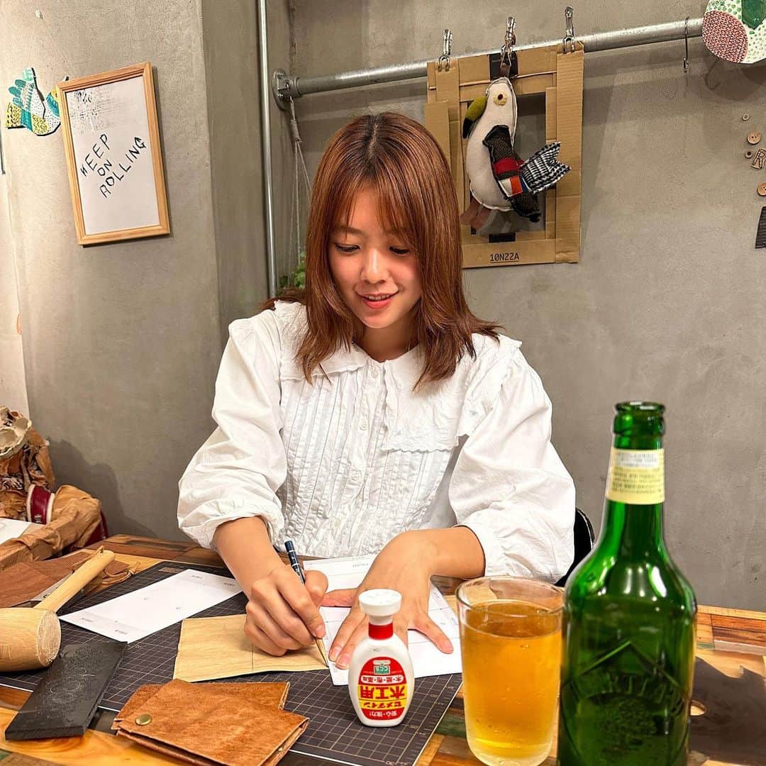 Asano Minamiさんのインスタグラム写真 - (Asano MinamiInstagram)「この間遊びに行った飲みながら物作りができるリンネバー🍺私はお米の袋を再利用した紙でカードケースを作ったんだけど、ここで使う材料は全て、廃材とか使わなくなったものを再利用して物作りができるの⚒️飲みながら食べながらできるからめっちゃ気軽なワークショップで楽しかった！プレゼントに誰かに作るのもおすすめだ🌾」5月27日 16時59分 - minami_asano