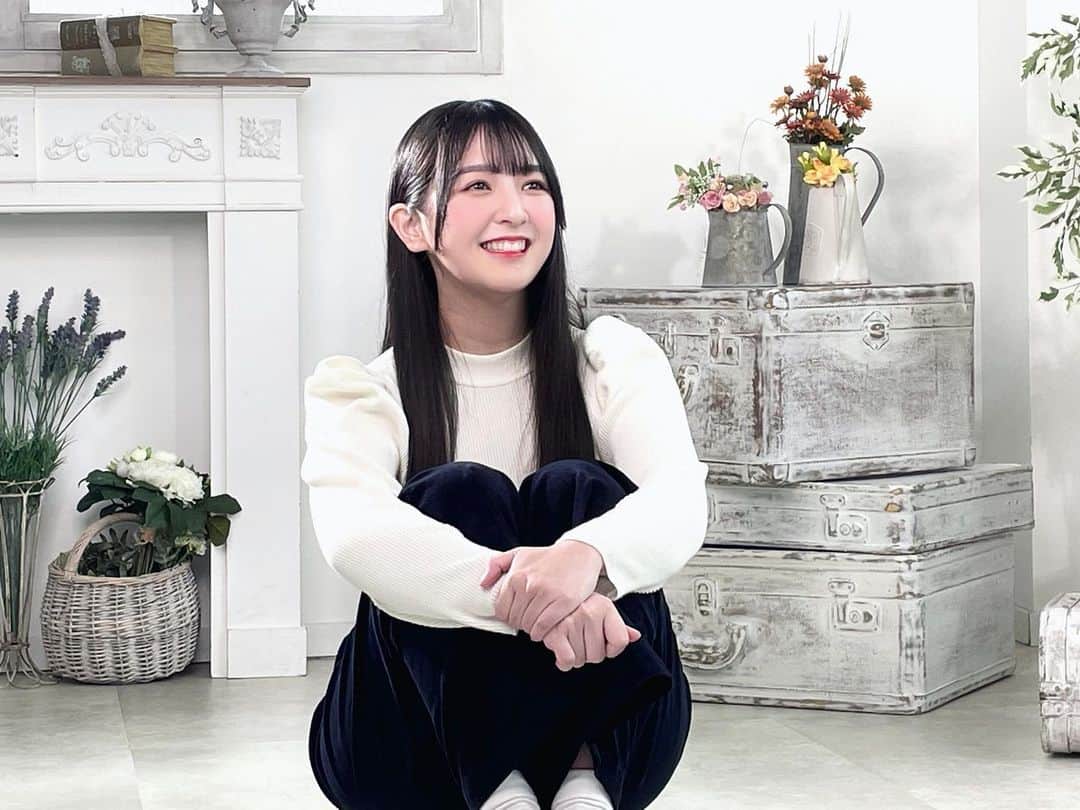 のインスタグラム：「* 6/11(日)3期生お披露目イベント🎪  8/11(金・祝)単独ライブ🎪  会いに来てくれる人ー！🫣✨  今日の18:30~、メルらじ聴いてくれる人ー！📻🎧  あみのこと、推してくれる人ー！🥹♡💭💭笑  · · · · · · · · · · · · ·  #mercimerci  #メルシーメルシー  #アイドル  #アイドルライブ  #youtube  #ラジオ  #MerciMerciCampusQueenRadio #女の子  #ポートレート  #撮影  #写真 #좋아요 #좋아요반사  #팔로우 #アイドル好きな人と繋がりたい  #被写体  #instagood #photography #photo #portrait #follow  #photooftheday #followme  #instalike #instaportrait  #아이돌메이크업 #idol  #아이돌  #일본친구」