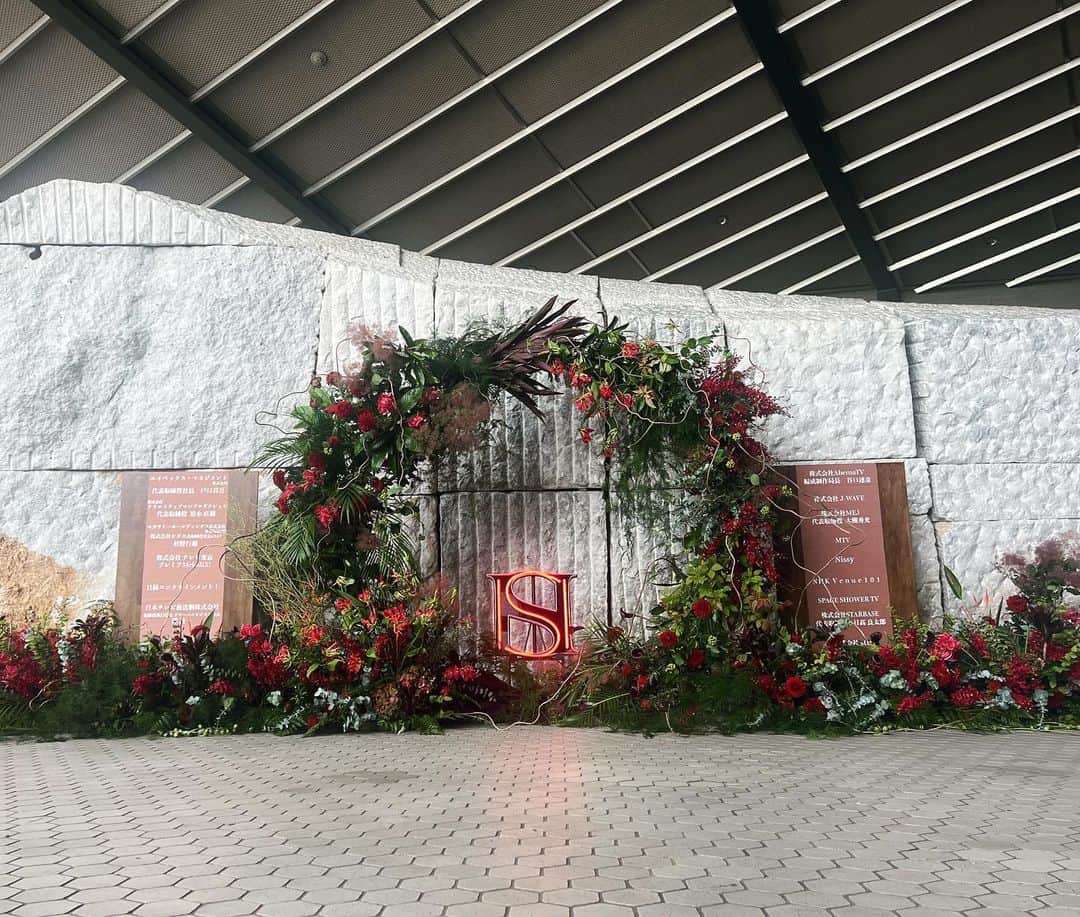 SKY-HIのインスタグラム：「SKY-HI ARENA TOUR 2023 ｰBOSSDOMｰ [TOKYO -DAY 1-]  BOSSDOM、いよいよ開幕🔥  スタンド席入場口内にフラワーディスプレイを設置しています💐 各社さま、お心遣いありがとうございます！ みなさまぜひご覧ください。  #SKYHI #BOSSDOM」