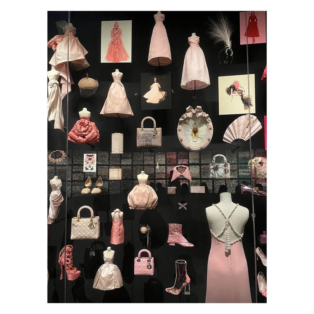 田辺あゆみさんのインスタグラム写真 - (田辺あゆみInstagram)「① -Dior展- CHRISTIAN DIOR DESIGNER OF DREAM クリスチャン・ディオール  夢のクチュリエ展  去年の12月から東京都現代美術館で開催されているDior展、5/28までということでギリギリで駆け込みセーフ💨感謝😭🙏  もうとにかく展示が素晴らしくて写真ではその1割も伝わらないのが残念だけれど、特にトワルの真っ白のお部屋が夢のように素敵で、入ったとたんにうわあ〜❣️っと胸が高まりました✨  そして今回最も心が揺さぶられたのは、自分が1997年春夏のオートクチュールで着たドレスと、なんと27年ぶりの対面を果たせたこと。 18歳の時のわたしが着たドレス...🥹👗 もはや触れることはできないけれど、とっても近くで見れました✨ そしてそれは、とっても細かった笑笑」5月27日 17時14分 - _ayumitanabe_