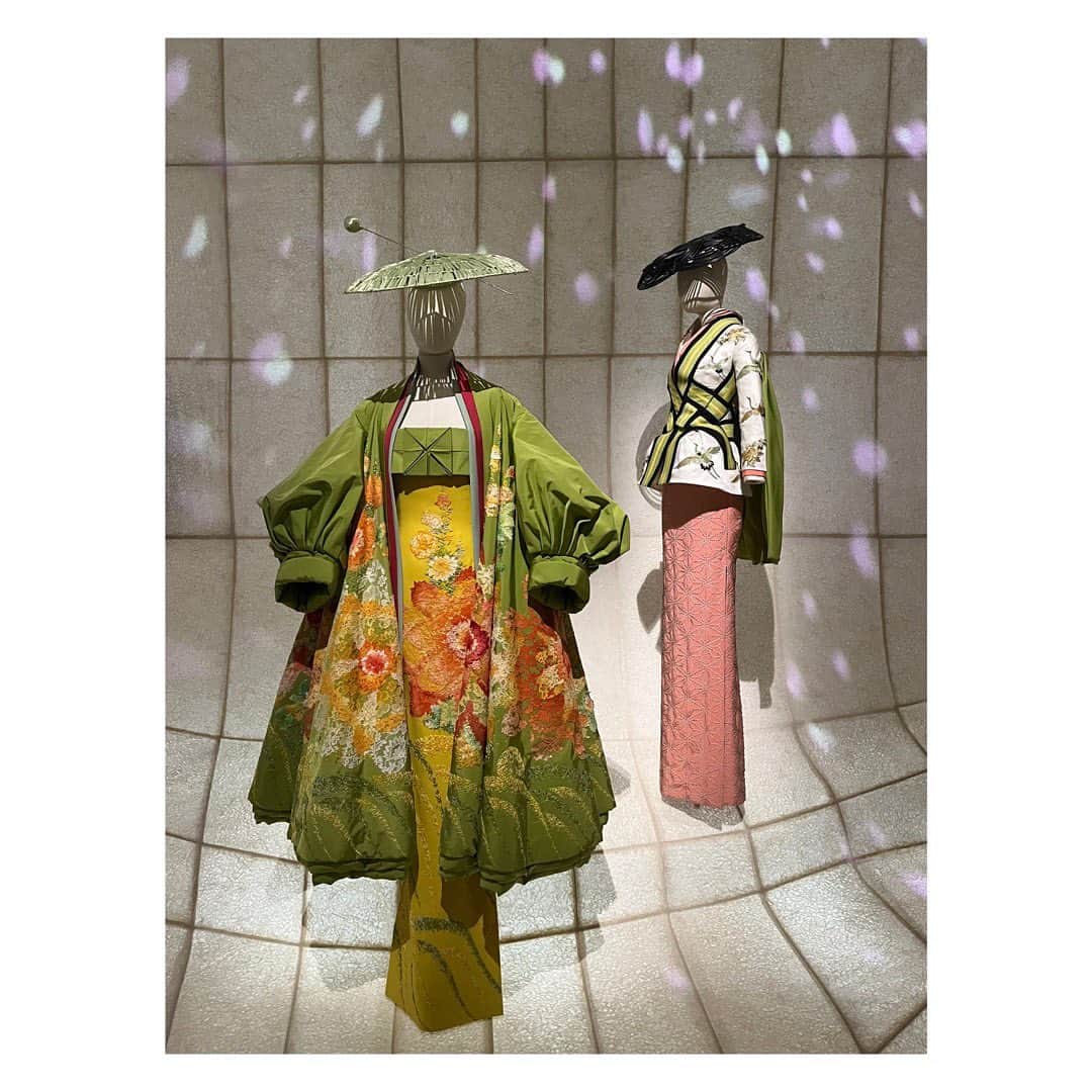 田辺あゆみさんのインスタグラム写真 - (田辺あゆみInstagram)「① -Dior展- CHRISTIAN DIOR DESIGNER OF DREAM クリスチャン・ディオール  夢のクチュリエ展  去年の12月から東京都現代美術館で開催されているDior展、5/28までということでギリギリで駆け込みセーフ💨感謝😭🙏  もうとにかく展示が素晴らしくて写真ではその1割も伝わらないのが残念だけれど、特にトワルの真っ白のお部屋が夢のように素敵で、入ったとたんにうわあ〜❣️っと胸が高まりました✨  そして今回最も心が揺さぶられたのは、自分が1997年春夏のオートクチュールで着たドレスと、なんと27年ぶりの対面を果たせたこと。 18歳の時のわたしが着たドレス...🥹👗 もはや触れることはできないけれど、とっても近くで見れました✨ そしてそれは、とっても細かった笑笑」5月27日 17時14分 - _ayumitanabe_