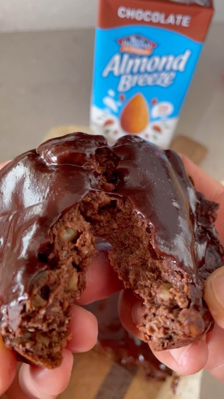 サリー・フィッツギボンズのインスタグラム：「Catching the Weekend Breezeeee 🧘‍♀️👩🏼‍🍳 🌊☀️  ———— @almondbreeze  #BreezeTheDay your way 💫  Fitzy’s Choc Cauliflower Brownies: - 1 C of steamed and mashed Cauliflower - 1/4 C of Chocolate @almondbreezeaus - 1/3 C Cocao powder - 1 C of flour of choice - tsp baking powder - 1/4 C of Dark Choc chunks - 1/4 C of chopped walnuts ( can be nut free) - 1/4 C of sweetener of choice… I used honey this time. - 1 egg beaten ( can do soaked chia seeds to replace)  Very user friendly mix it all up and place it in a tray… I cooked it for around 30 mins on 180 degrees. Up to you and your oven relationship with cook time. Keep eyes on the prize!   Melty Choc topping: - 1/2 C quality dark Choc - 1 Tbs Coconut oil - 2 Tbs approx Chocolate @almondbreeze  Eyeball this a lot to make the desired consistency 👌🏼  Enjoy your masterpiece 🤗」