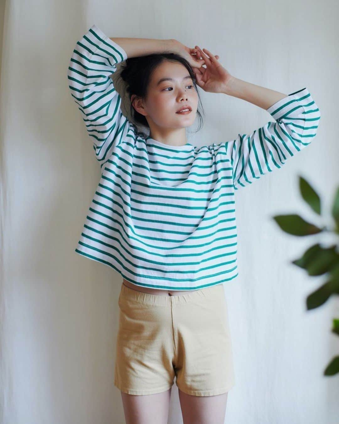 山本奈衣瑠のインスタグラム：「kiitos. vol27 📘🌿 @kiitos.__magazine  「なりたいカラダ、ちょうどいいわたし」  photo @shiman_  hairmake @mira0911  stylist @minatakaue16   私のご褒美と労りtimeは ﾋﾟﾗﾃｨｽとよもぎ蒸しﾃﾞｽｯ🤜🏼🤛🏼  ﾋﾟﾗﾃｨはﾙｯｷｽﾞﾑを気にしてというより 自分の吸った空気が体制によって 身体に入る場所が変わるのが分かったり 骨の位置によって粘土みたいに体型が変化したり それが実験的で凄く楽しいｯ& 私調べではどのﾄﾚｰﾆﾝｸﾞよりも 一番効果があったｯᐠ( ᐛ )ᐟ💡 (後先生がやさしぃｯ♡)  よもぎ蒸しは最近はまっていて　 凄く頻繁に行っています その良さは話すと長いから 調べてみてくださいｯ✴︎笑  自分の為だけに使う時間万歳ᐠ( ᐛ )ᐟ！⭐️」