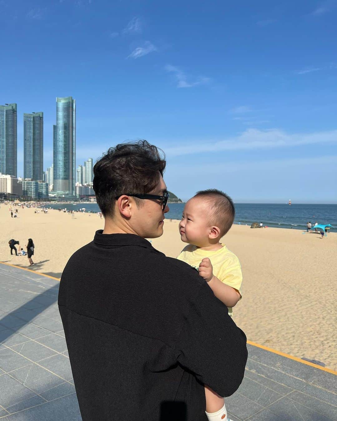 ハー・ミジョンさんのインスタグラム写真 - (ハー・ミジョンInstagram)「우리가족 신나신나👨‍👩‍👦  #부산 #해운대 #토요일 #날씨짱 #❤️」5月27日 17時14分 - mi_jung1205