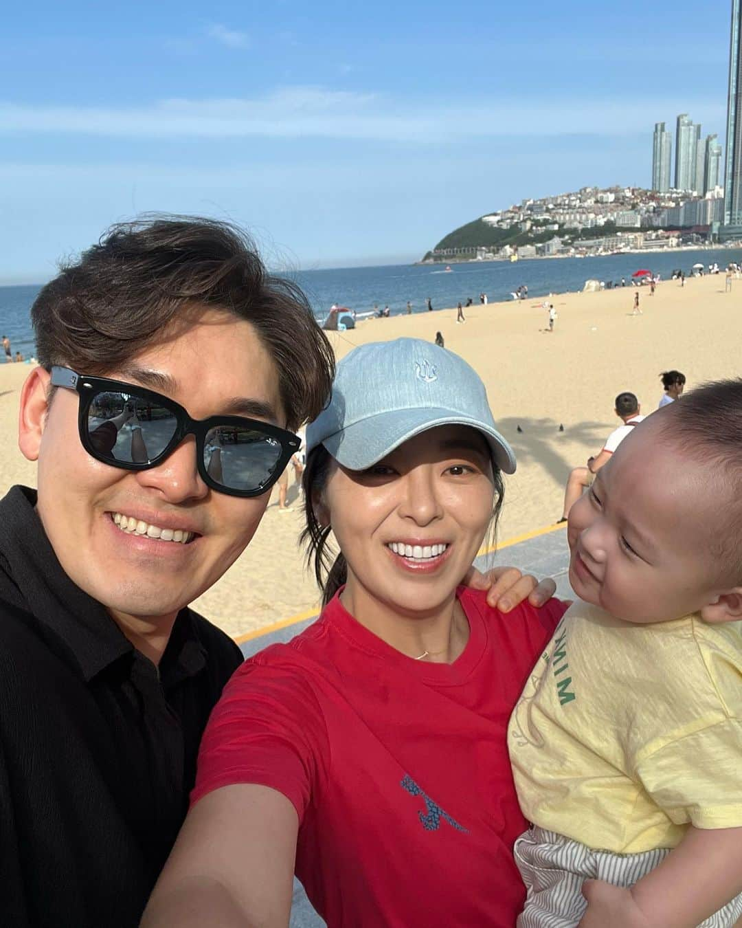 ハー・ミジョンさんのインスタグラム写真 - (ハー・ミジョンInstagram)「우리가족 신나신나👨‍👩‍👦  #부산 #해운대 #토요일 #날씨짱 #❤️」5月27日 17時14分 - mi_jung1205