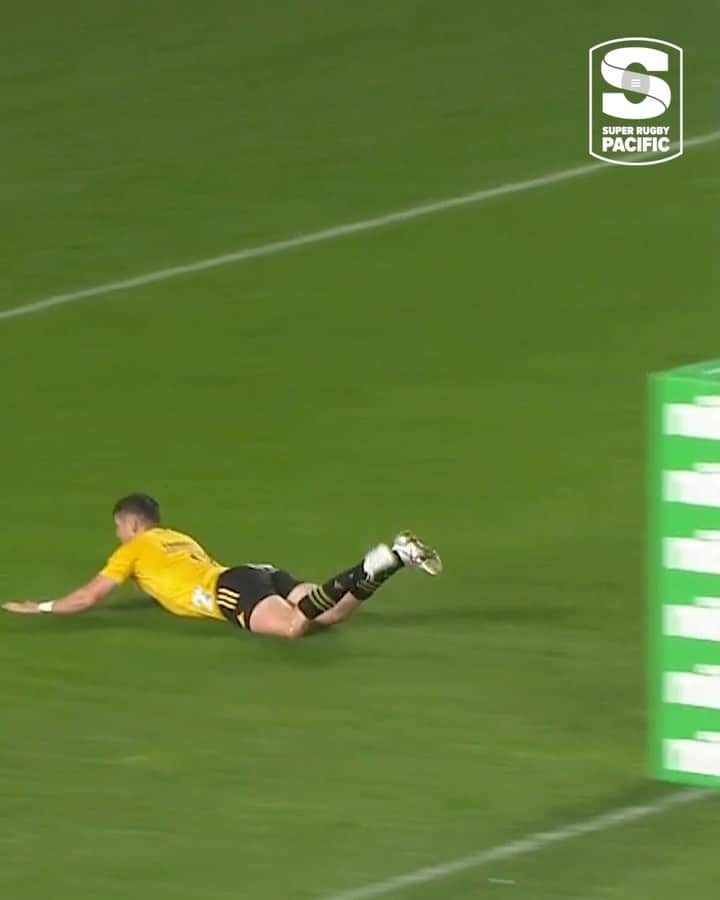 Super Rugbyのインスタグラム：「That's a beauty! 😍  What a pass from @j_blackwell_ to set up @cam_roigard! 🤯  #BLUvHUR #SuperRugbyPacific」