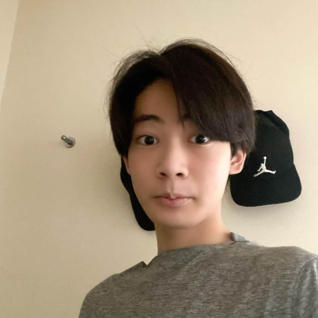 内田蓮のインスタグラム：「おそようございます☺️ 午後まで寝てしまった 6月からは大学に向けての動きが多くなるから 頑張ろう！  #内田蓮 #ニコラ #nicola #ニコラメンズモデル #メンモ #メンズモデル」