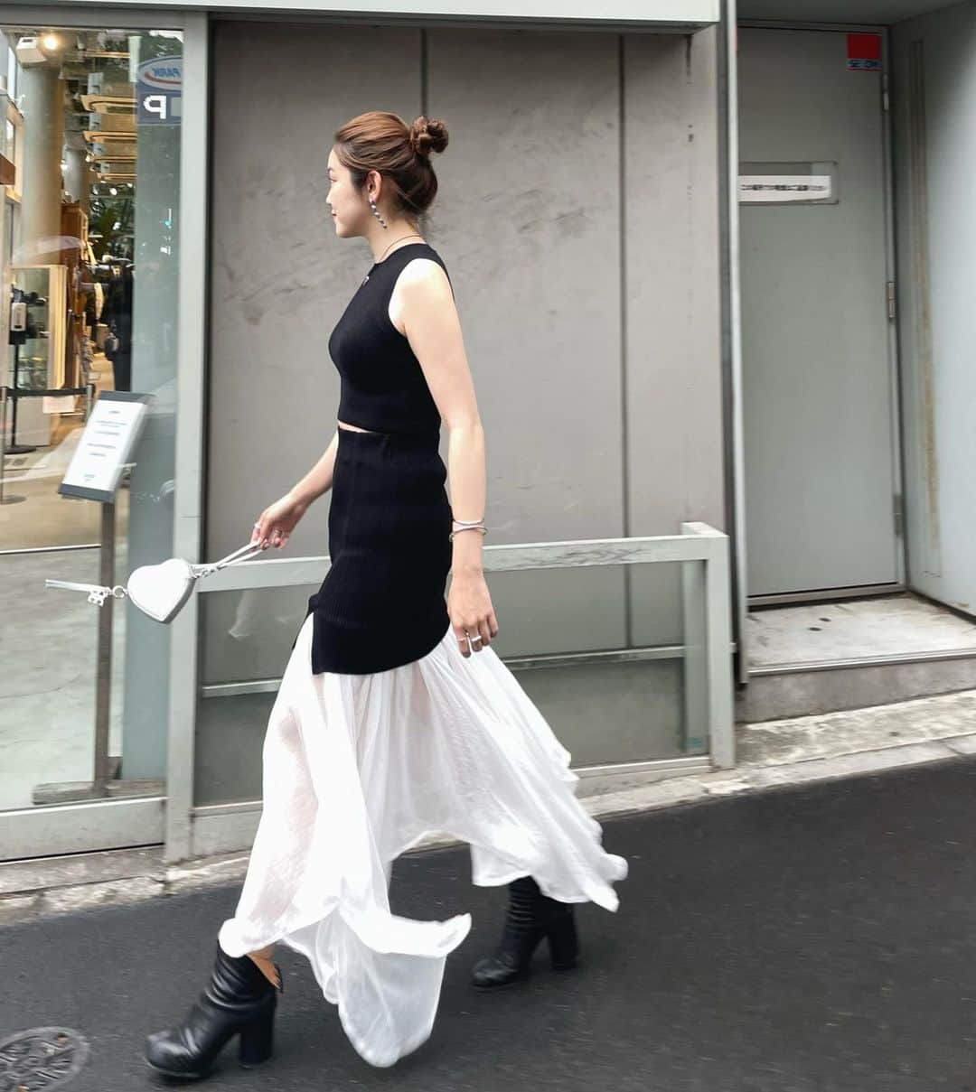 mina hinokuchiさんのインスタグラム写真 - (mina hinokuchiInstagram)「. イレヘムのドッキングスカートを 新作のタンクでセットアップ風だったこの日☀︎  ミニスカートととして単体でも着れるので 秋はジャケットの中やスウェットと合わせて上のスカートでも着回そう〜🍁  . #Chico #チコ #SALONbyChico #セットアップ #ワントーンコーデ」5月27日 20時45分 - miiinah