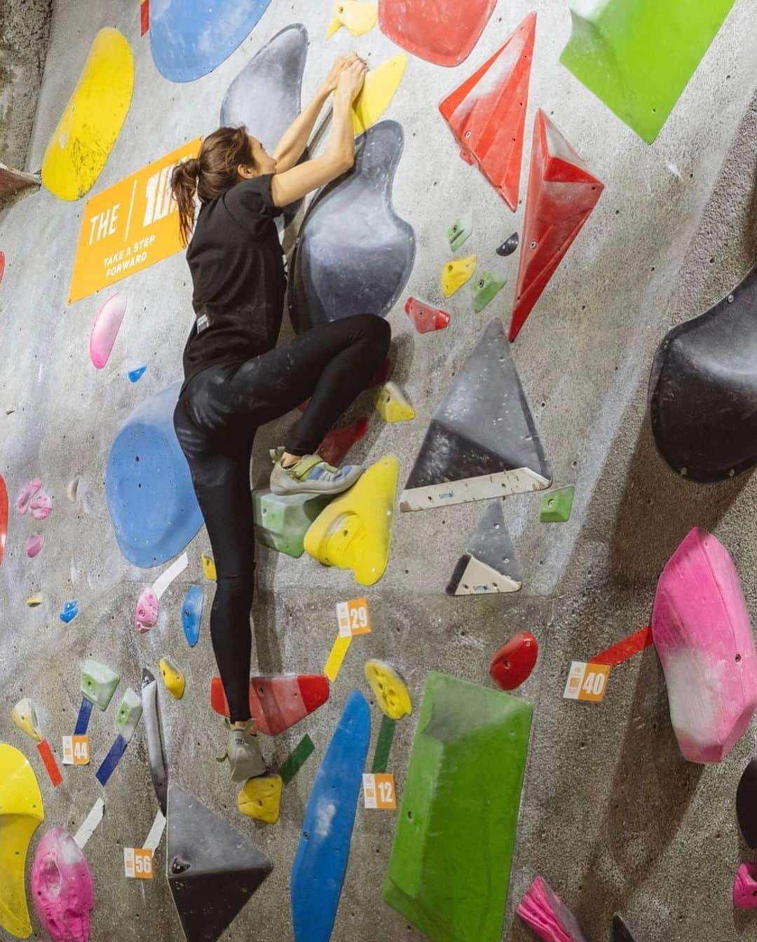 静華ジャズミンさんのインスタグラム写真 - (静華ジャズミンInstagram)「bouldering with the pro @ogata.yoshiyuki   ボルダリング体験 with @optimumnutrition_jp   最初は登れてなかった壁も、いきなり登れるようになったり 次の日筋肉痛だったり 悔しいと思いながら再挑戦したい気持ち ！！！！！！！ 本当楽しかったです  登った後は @optimumnutrition_jp のチョコレートplant protein で締め。  プロテインパウダーをオートミールと混ぜてクッキー作っても美味しいと思います！  thank you for having me!   #昨日の自分を超えよう #オプティマムプロテイン #pr」5月27日 17時15分 - shizukajasmin