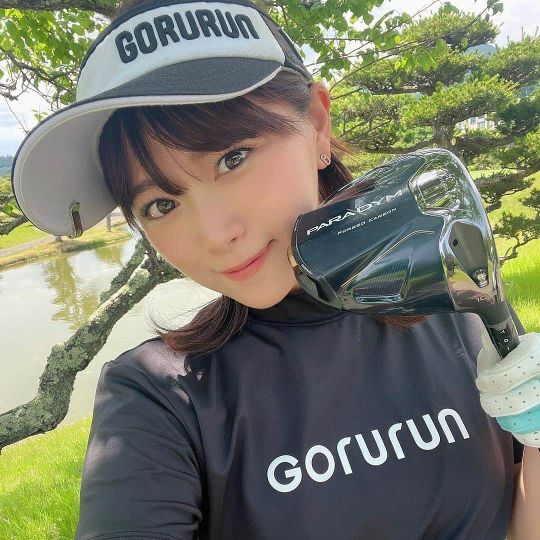 山内鈴蘭のインスタグラム：「PARADYMめっちゃ飛ぶ🥺🔥 220ヤード前後はアベレージ飛ぶようになったよ！！  レギュラーティーから練習しておくと、いざ試合出た時のために練習にもなる！  そう考えると、ドライバーの飛距離＆方向性の安定はマスト😤  PARADYMにしてから 曲がり幅も軽減されたし、 スピン量が少ないから飛ぶ！！  170ヤードは5w だったけど、、  今は9wで届くようになった🤣❤️  ゴルフ楽しくてたまらん❤️❤️  #ゴルフ #ゴルフクラブ #キャロウェイ #PARADYM #キャロウェイゴルフ #ゴルフ女子 #ドライバーショット #ゴルフスイング #ゴルフウェア #gorurun #ゴルフ好きな人と繋がりたい #ゴルラン #ゴルフ動画 #ゴルフコーデ #callaway #callawaygolf」