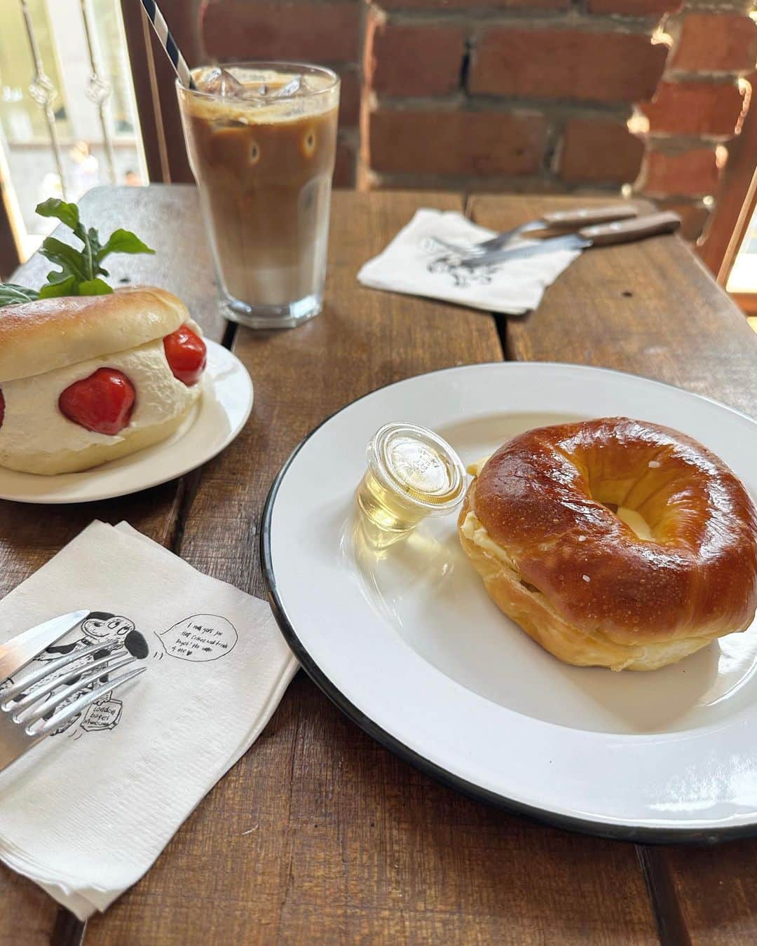 i am aiのインスタグラム：「london bagel museum🍯🥯🤍🇬🇧 ㅤㅤㅤㅤㅤㅤㅤㅤㅤㅤㅤㅤㅤ ㅤㅤㅤㅤㅤㅤㅤㅤㅤㅤㅤㅤㅤ やっと食べれた~🏋️ プレッツェルベーグルがおいしいのなんの。 むっちりしっとりしてて、中にはバター🧈 そのままでも十分美味しいけど、はちみつをかけるとさらに美味しさ倍増♡これは美味し過ぎてベーグルにハマりそうだわ🥰 ㅤㅤㅤㅤㅤㅤㅤㅤㅤㅤㅤㅤㅤ 次はマッシュルームスープリベンジしたい！  ㅤㅤㅤㅤㅤㅤㅤㅤㅤㅤㅤㅤㅤ #londonbagelmuseum #런던베이글뮤지엄 #런던베이글뮤지엄도산#狎鴎亭ロデオ#韓国カフェ#ソウルカフェ#韓国パン屋#ベーグルカフェ#ベーグル専門店#韓国旅行#韓国グルメ」
