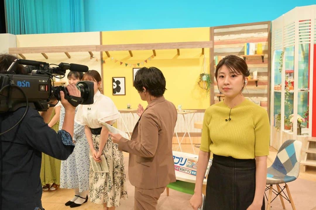 三石佳那のインスタグラム：「ㅤㅤㅤㅤ   1枚目　 三石にカメラがくる2秒前  2枚目 テレビの顔  なじラテ 今日も楽しくお送りしました！ ご覧頂きありがとうございました😊  #新潟 #niigata #なじラテ #アナウンサー」