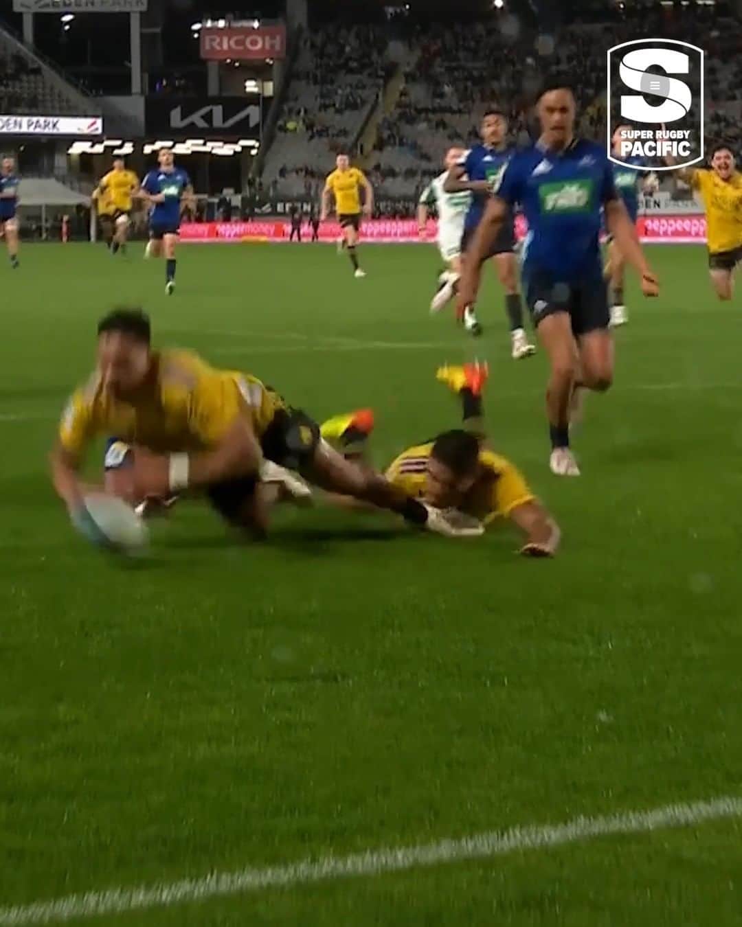 Super Rugbyのインスタグラム：「When soccer meets rugby ⚽️🏉  #BLUvHUR #SuperRugbyPacific」