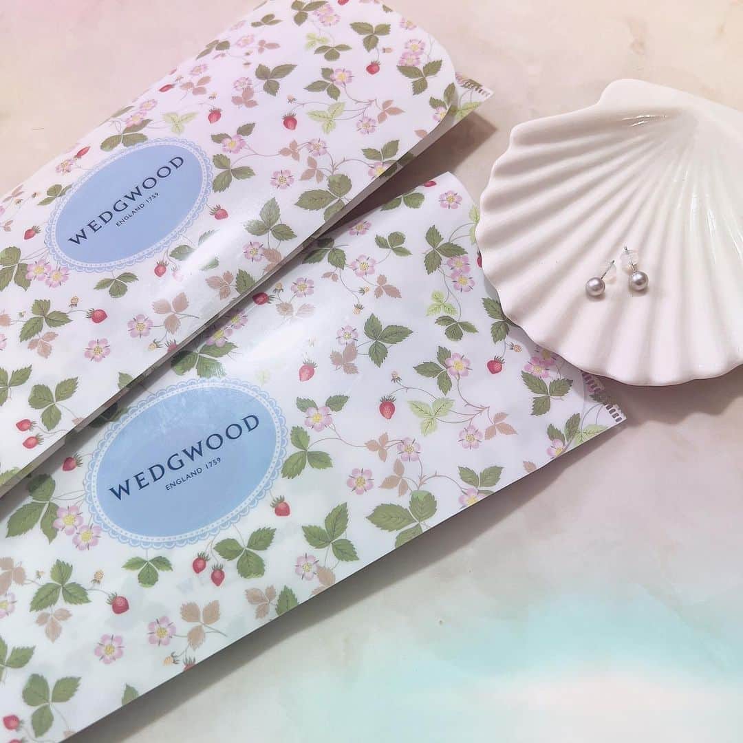 滝川りおのインスタグラム：「WEDGWOOD紅茶パックと あこや真珠グレーピアス𓂃𓍯  WEDGWOODの紅茶は フルーティな香りで ティータイムが優雅に♡  あこや真珠グレーピアスは 青みの美しいグレーパールにうっとり🥰  着画ものちほどUPしますꕤ︎︎  Thanks you for... 真珠の卸屋さん 楽天店さま( @wsp_pearl_official )💐  #真珠の卸屋さん #あこや真珠 #ピアス #パールピアス #ジュエリー」