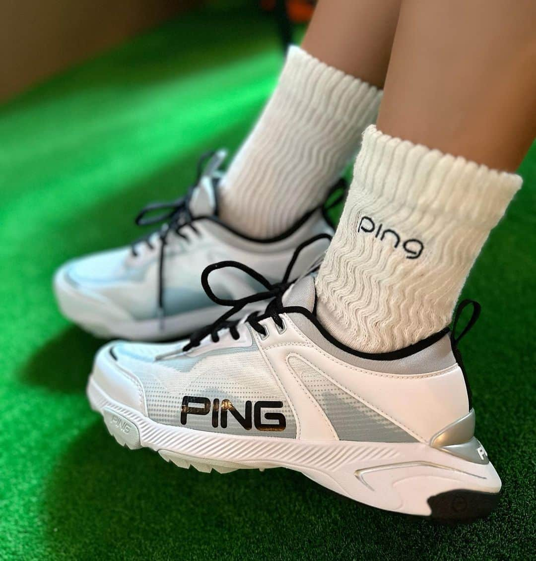 近藤みやびさんのインスタグラム写真 - (近藤みやびInstagram)「@pingapparel_japan から 待望のゴルフシューズ誕生！！！  チェックしてみてね😊 靴下もルーズソックスみたいで可愛くて お気に入り！  #pingapparel  #ping #ping 活 #golf120  #ゴルフシューズ #ゴルフ女子 #近藤みやび #埼玉 #所沢」5月27日 17時26分 - miyabiiiii_kondooooo