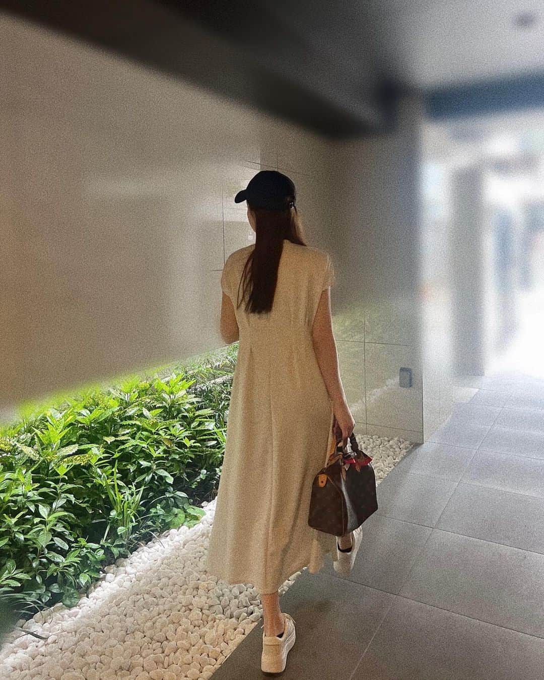 のインスタグラム：「. 美容dayはラフコーデに限る🌼 @tiptop_pocket_official のワンピ👗 締め付けゼロでほんと楽すぎる！  ロミオちゃんに染めてもらった 髪色が可愛すぎるから載せとこっ！  #tiptop_poket#tipコーデ」