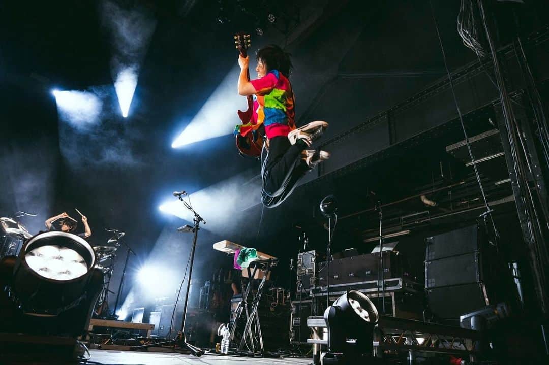 のインスタグラム：「Vielen Dank an alle Deutschen！  Wir sehen uns auf jeden Fall wieder！  Du bist ein Schatz！  Danke!  photo by takeshi yao  #ケルンドイツの皆様ありがとうございました #たくさんの方が見に来てくれて嬉しかったです #また必ず会いましょう #あっまた30日ドイツいくね #バイエルンミュンヘンの選手とホテル一緒だった #オリバーカーン会えなかった #５０人乗れるベンツ初めて乗りました #あとプレッツェルのやつ食べました #おいしい」
