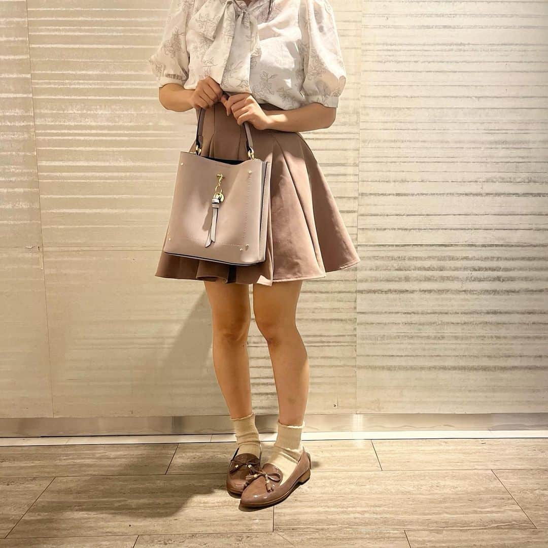 のインスタグラム：「梅雨に向けてあると嬉しい晴雨兼用ローファー🎀  レイジースワン定番人気アイテム🌷 晴れの日、雨の日どちらも使いやすいデザイン🎵 靴下合わせも可愛いです✨  color:black、navy、brown size:22〜25 price:¥8,250(in  tax)  bag:¥6,490 (in  tax)  #LazySwan #レイジースワン　#レイジースワン蒲田  #tokyuplaza #東急プラザ #東急プラザ蒲田 #東急プラザ蒲田3f  #tokyo #東京 #kamata #蒲田 #靴屋 #靴 #shoes #ローファー  #晴雨兼用 #晴雨兼用シューズ #雨の日コーデ #雨の日デート #rainday #スカートコーデ #デートコーデ #instagram #instagood #instafashion #ootd #ootdfashion #룩북 #오오티디」