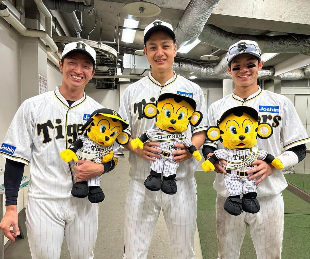 阪神タイガースさんのインスタグラム写真 - (阪神タイガースInstagram)「今日のヒーローは大竹選手、近本選手、中野選手です！ #今日のヒーロー  #大竹耕太郎 選手 #6勝目  #近本光司 選手 #中野拓夢 選手 #阪神タイガース #大阪タイガース  #伝統の一戦  #ARE」5月27日 17時33分 - hanshintigers_official