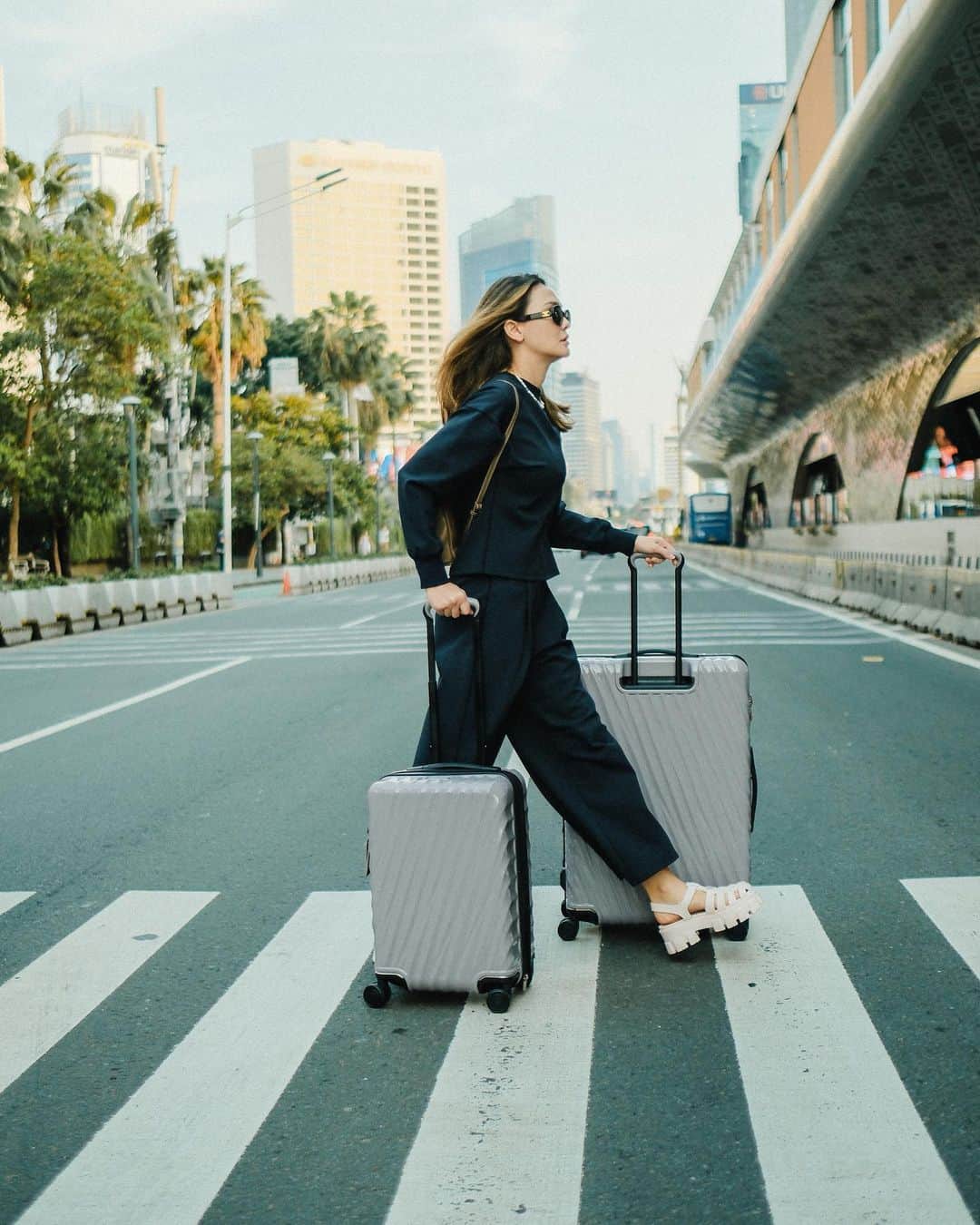 ルナ・マヤさんのインスタグラム写真 - (ルナ・マヤInstagram)「Unforgettable traveling with Tumi Suitcase. Whereever you go, it’s ready to roll! Stylish, spacious and practic yout ultimate travel companion.  @tumitravel @mapfashion #TUMIIndonesia #TUMI19D」5月27日 17時39分 - lunamaya