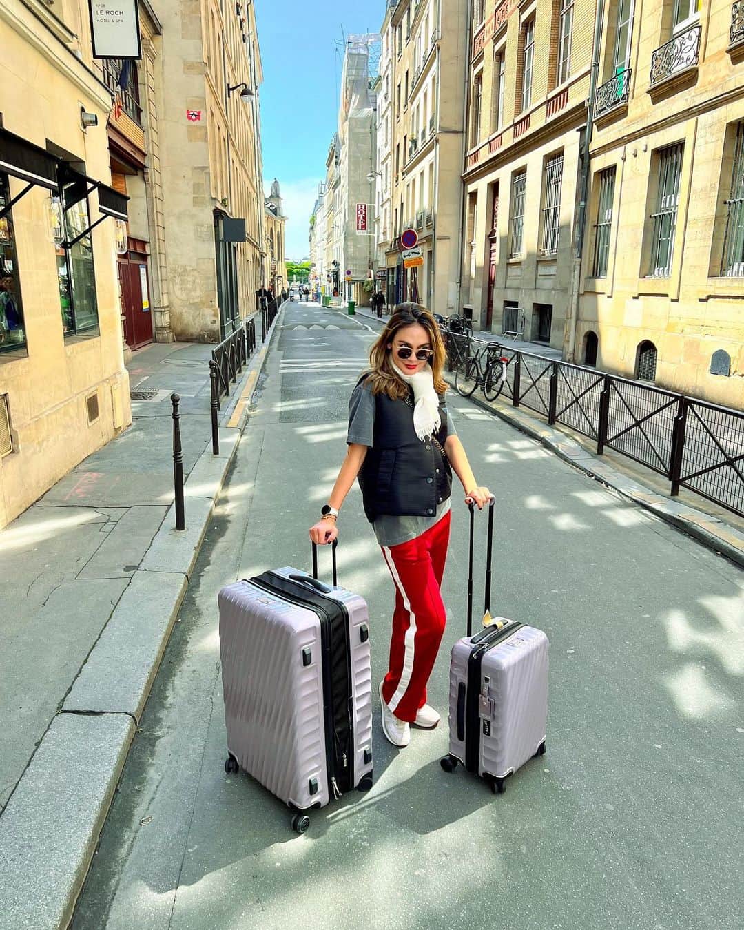 ルナ・マヤさんのインスタグラム写真 - (ルナ・マヤInstagram)「Unforgettable traveling with Tumi Suitcase. Whereever you go, it’s ready to roll! Stylish, spacious and practic yout ultimate travel companion.  @tumitravel @mapfashion #TUMIIndonesia #TUMI19D」5月27日 17時39分 - lunamaya