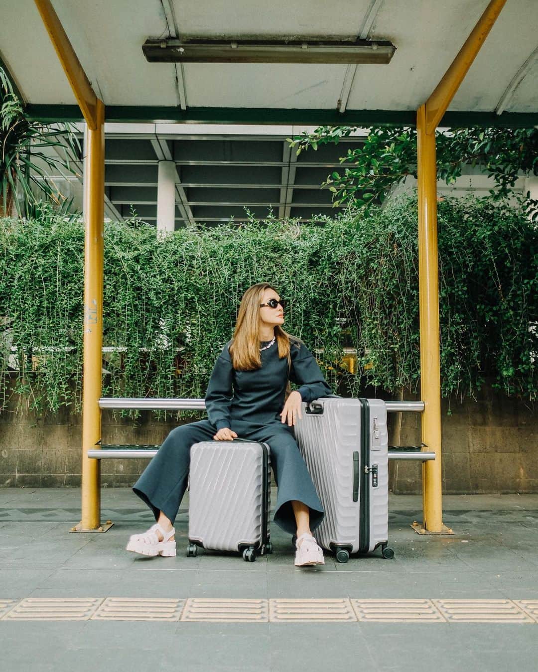 ルナ・マヤのインスタグラム：「Unforgettable traveling with Tumi Suitcase. Whereever you go, it’s ready to roll! Stylish, spacious and practic yout ultimate travel companion.  @tumitravel @mapfashion #TUMIIndonesia #TUMI19D」