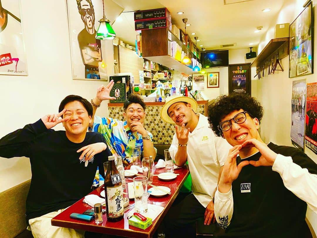 レイチェルさんのインスタグラム写真 - (レイチェルInstagram)「先日、この４人で飲んでて🍻  『珠代ねーさんの新喜劇観たいね〜』ってなって、  次の日の朝に再集合して、  それぞれの仕事前に、4人で一緒に生新喜劇を観た😆🙌🙌🙌✨✨✨  ほんで、みんな少年に戻ったかの様にめっちゃ笑った🤣🤣🤣💨💨💨✨✨✨✨✨  てことで、観てない方はO.Aを是非是非お楽しみに⤴️⤴️⤴️😆🙌✨✨✨✨✨  #吉本新喜劇 #レイチェル #ネイビーズアフロ #はじり #もも #まもる。 #ドーナツピーナツ #ドーナツ #ちなみに #事前にシャツの色分けをしたとかではない🤣 #それほどまでに #まるで話し合って決めたかの様な色分け🤣 #これを自然に出来ちゃう #それこそが #ﾚｲﾁｪﾙﾎｰﾑﾎﾞｰｲｽﾞ #とか言っちゃって #😆🤟✨✨✨」5月27日 17時48分 - reiyoshida1230