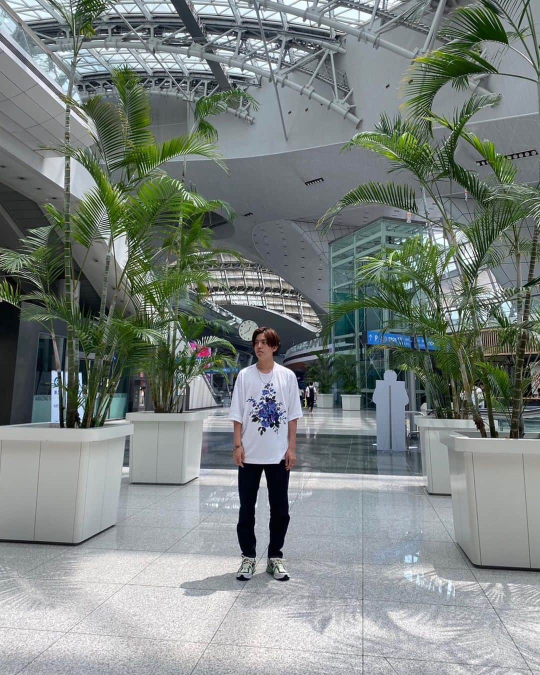 のインスタグラム：「KOREA①  人生初めての海外は 韓国でした。  見たもの 聴いたもの 感じたもの  初めての感覚を 絶対に忘れないようにしたいです。  また行きたい。 なんなら全部まっさらにして 日本飛び出したい。  それくらい 刺激的でとても新鮮でした。  行きたい服屋さんいけたー。 嬉しい。行けなかったところまたいきたい サムギョプサルも食べたー。  ※イラスト修正で再掲するため一度消してごめんなさい  また載せますー！  #photo #instagood #fyp #ootd #hare #lee #newbalance #1906r #travel #旅行 #韓国 #KOREA #観光 #ショッピング #仁川空港 #明洞 #ALAND #サムギョプサル #役者 #俳優 #竹下健人」
