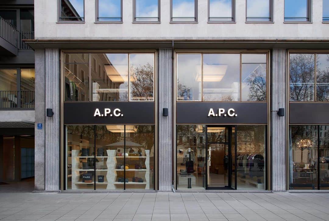 アーペーセーのインスタグラム：「Spend your Saturday with us at A.P.C. Munich.   Drop by to discover our timeless pieces and new PF23 accessory and ready-to-wear arrivals.  A.P.C. MUNICH  Maximiliansplatz 12 80333 München  Monday - Saturday 11AM - 7PM  Store designed by @laurentderooarchitecte  #APCParis #APCMunich」