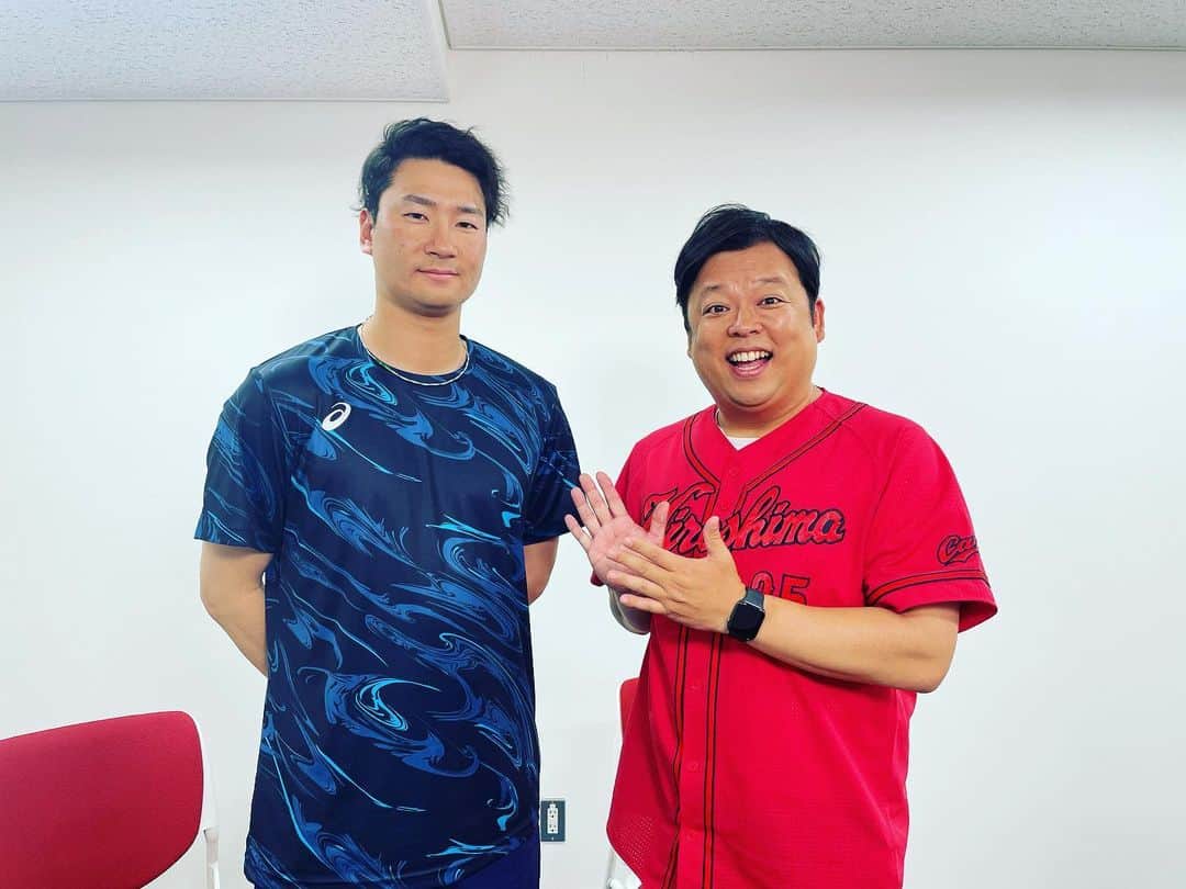 ボールボーイ佐竹のインスタグラム：「やったー！ カープ！サンフレッチェ！ 勝ちました！！🙌🏼 このテンションで ぜひスポーツラバーズご覧下さい！😊 カープは島内投手にインタビューしてます！あのストレートの事聞いてますよ⚾️  #カープ #サンフレッチェ広島 #島内颯太郎」